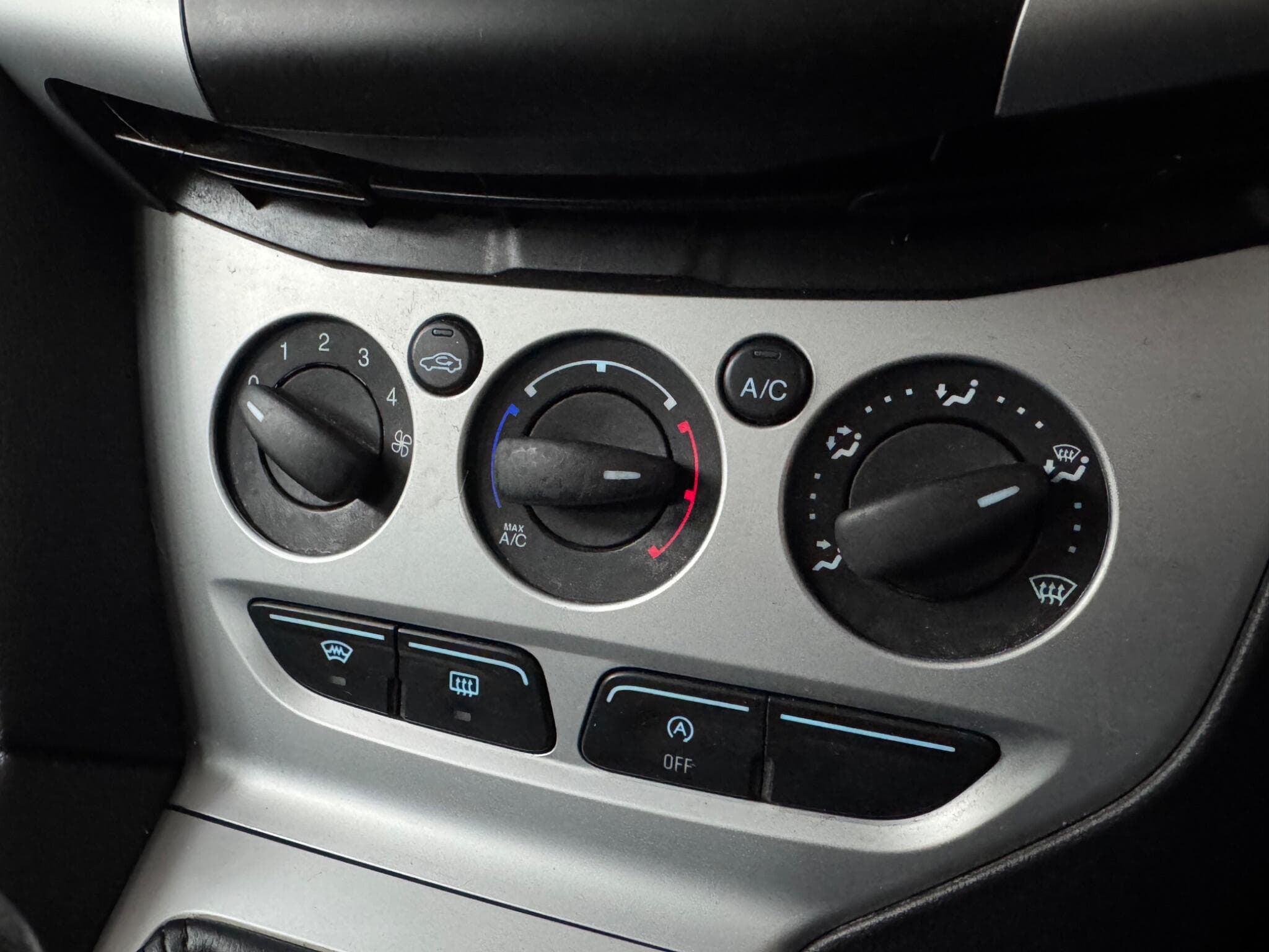 2012 Ford Focus - Thumbnail 18