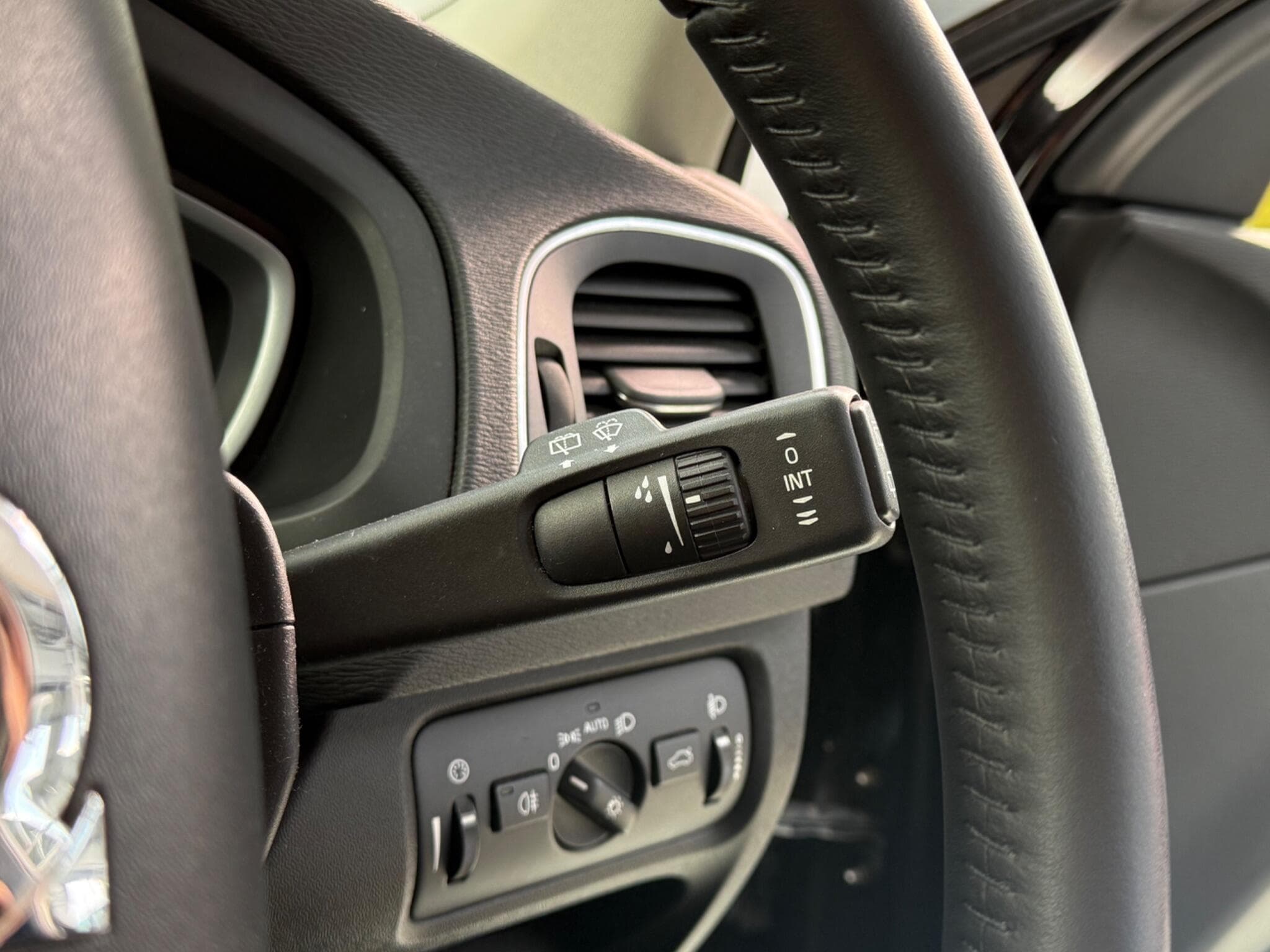 2015 Volvo V40 - Thumbnail 16