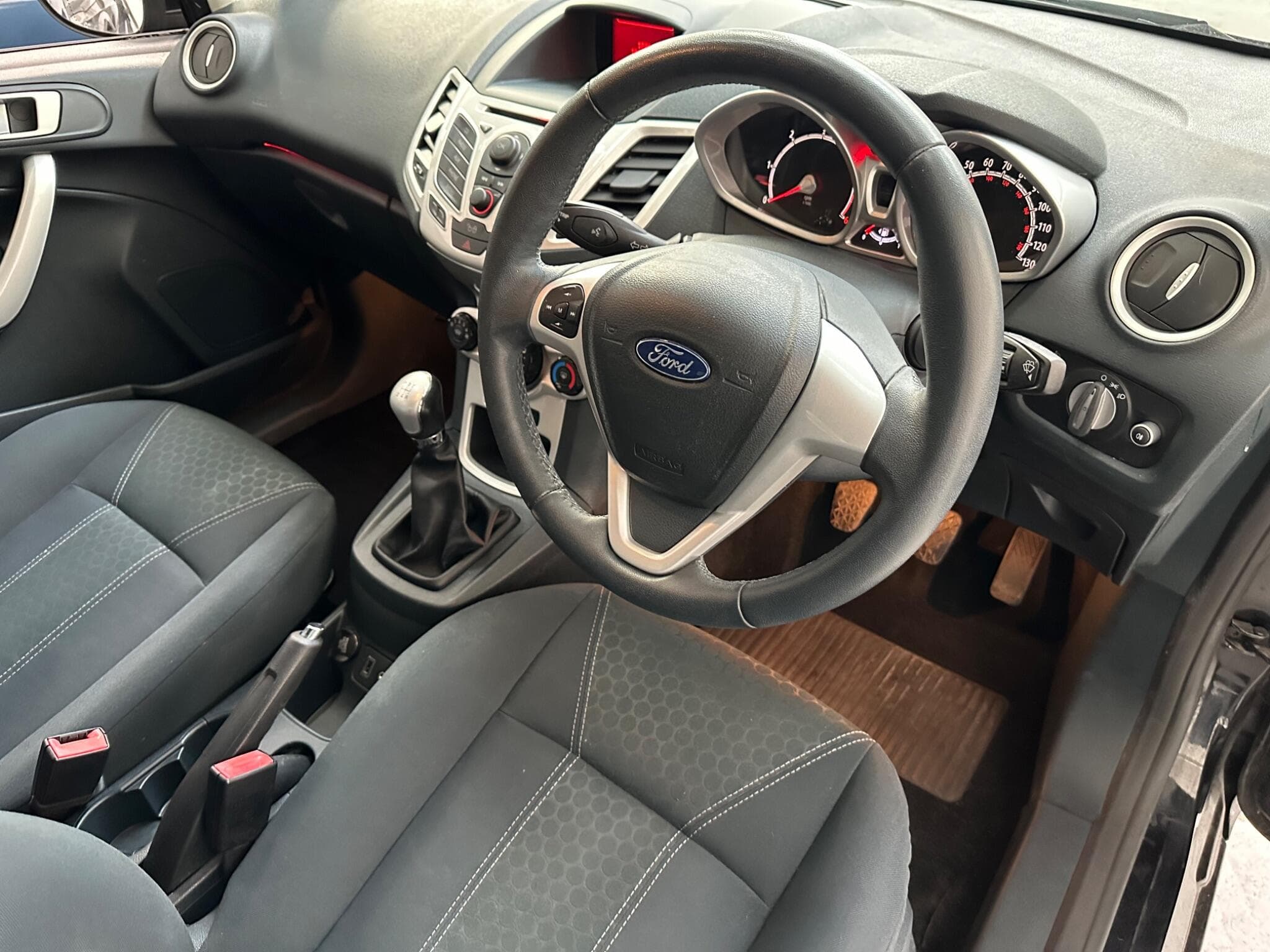 2011 Ford Fiesta - Image 4