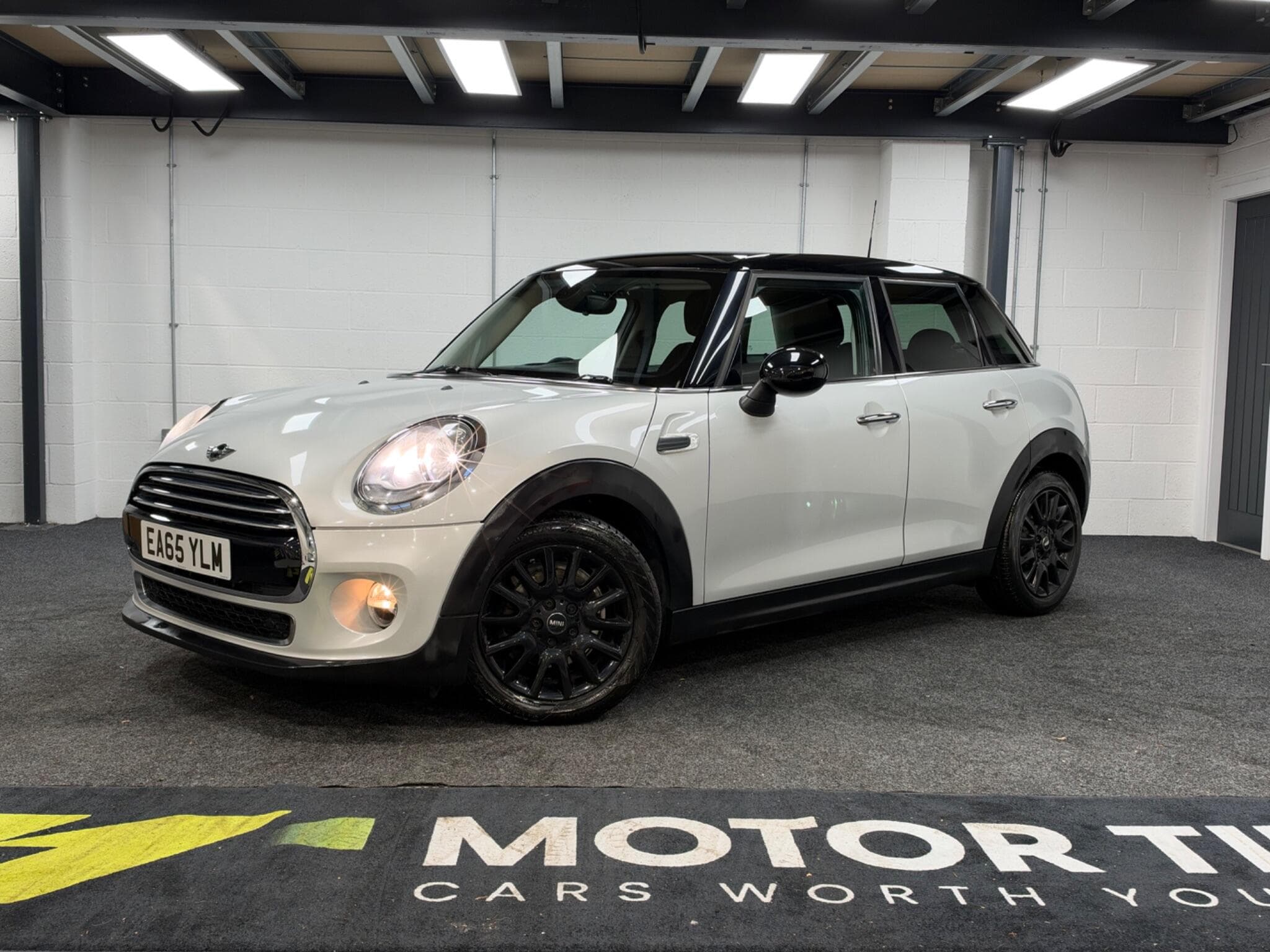 2015 MINI Hatch - Main