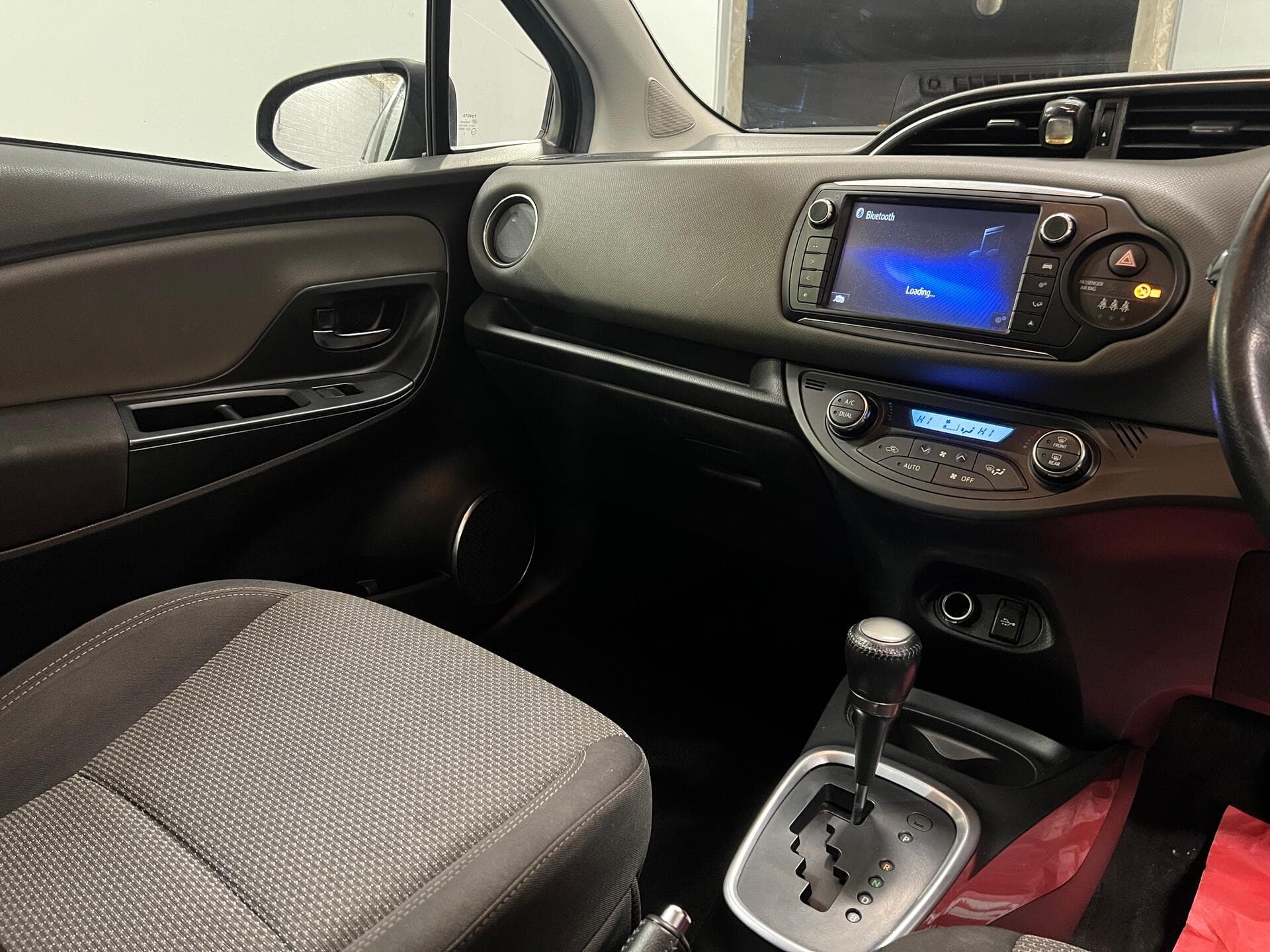 2016 Toyota Yaris - Thumbnail 32