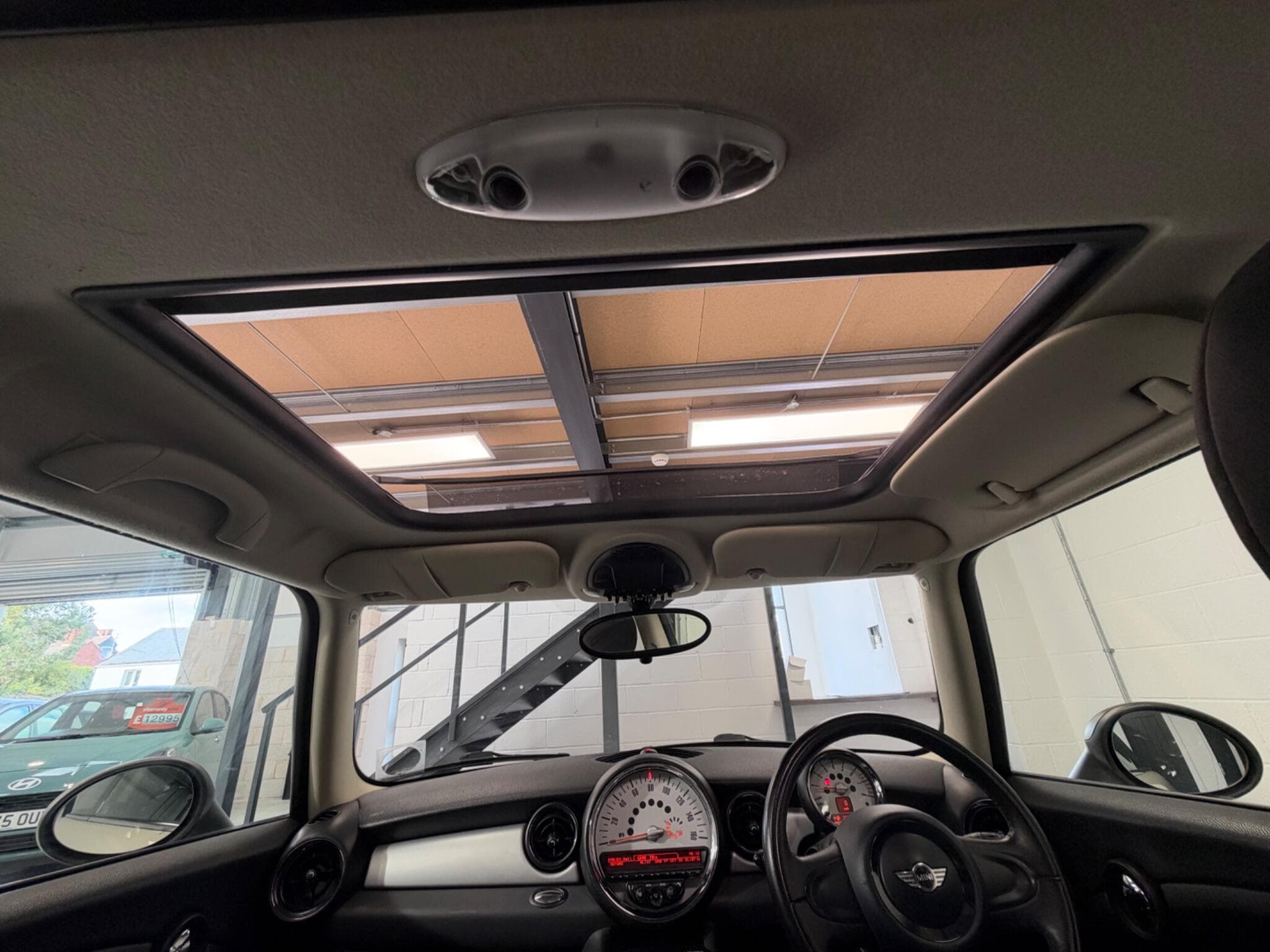 2011 MINI Hatch - Thumbnail 36