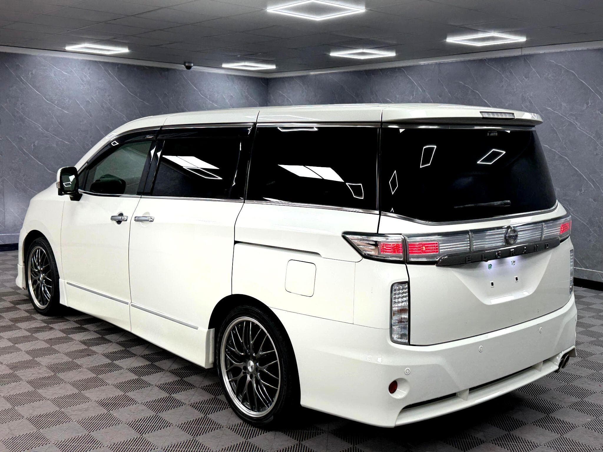 2014 Nissan Elgrand - Thumbnail 27