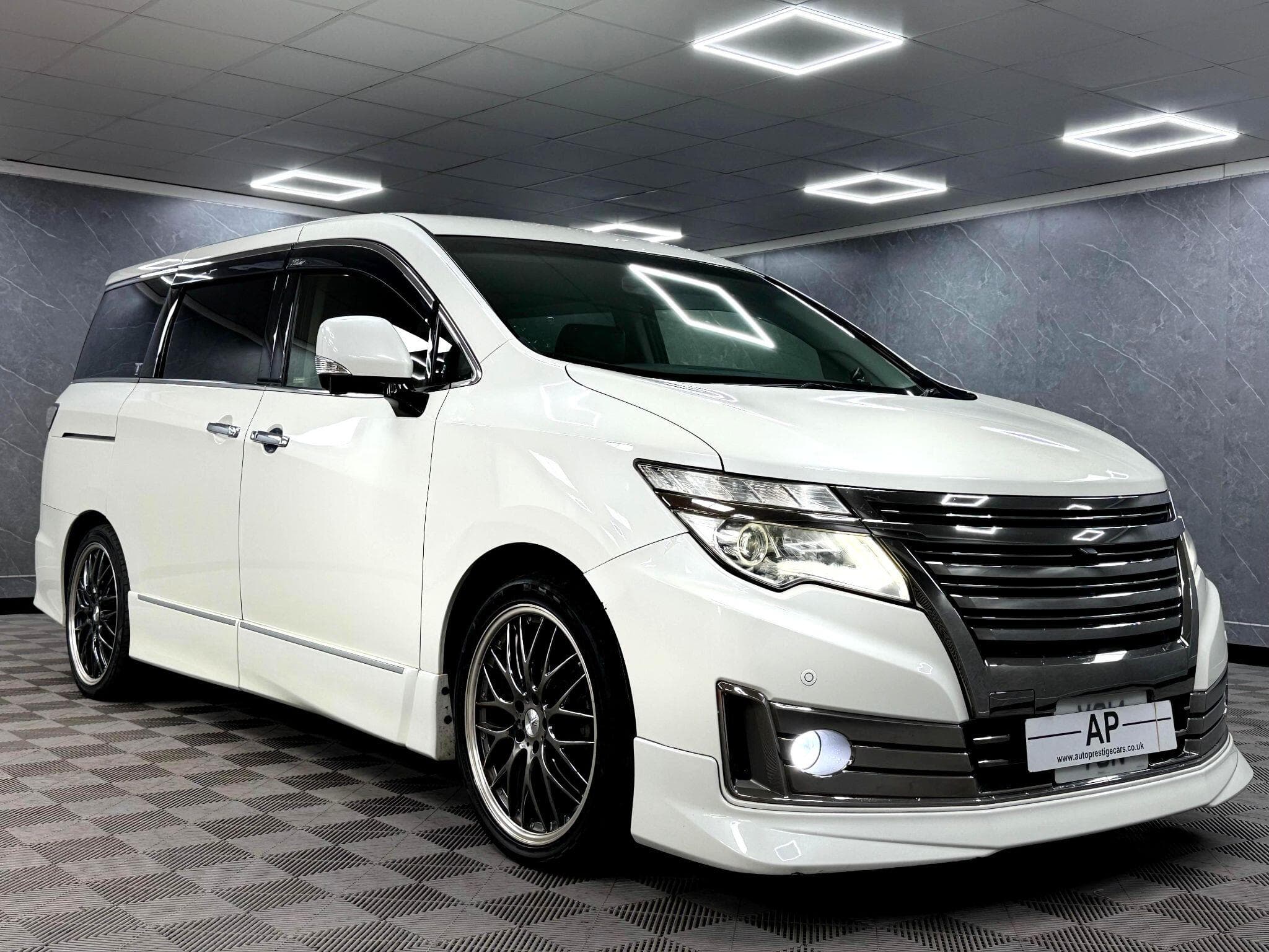 2014 Nissan Elgrand - Thumbnail 13