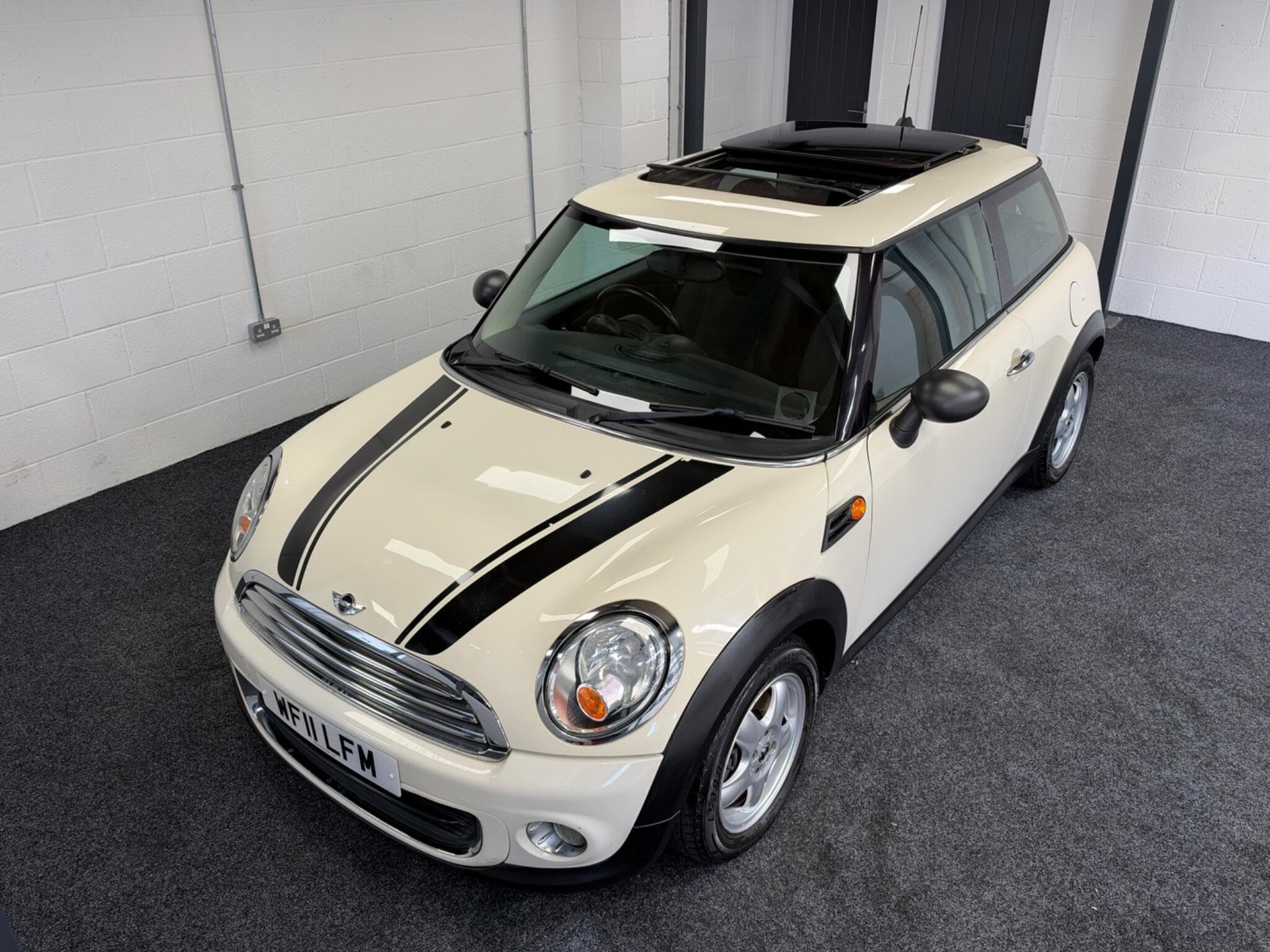 2011 MINI Hatch - Thumbnail 5