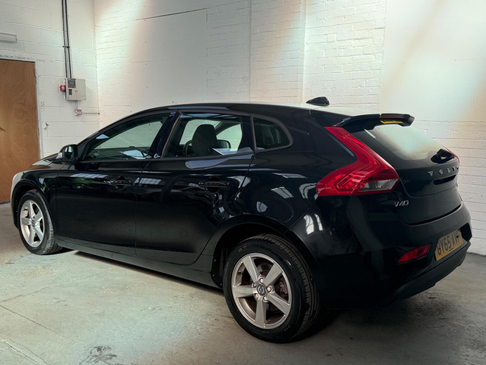 2015 Volvo V40 - Thumbnail 5