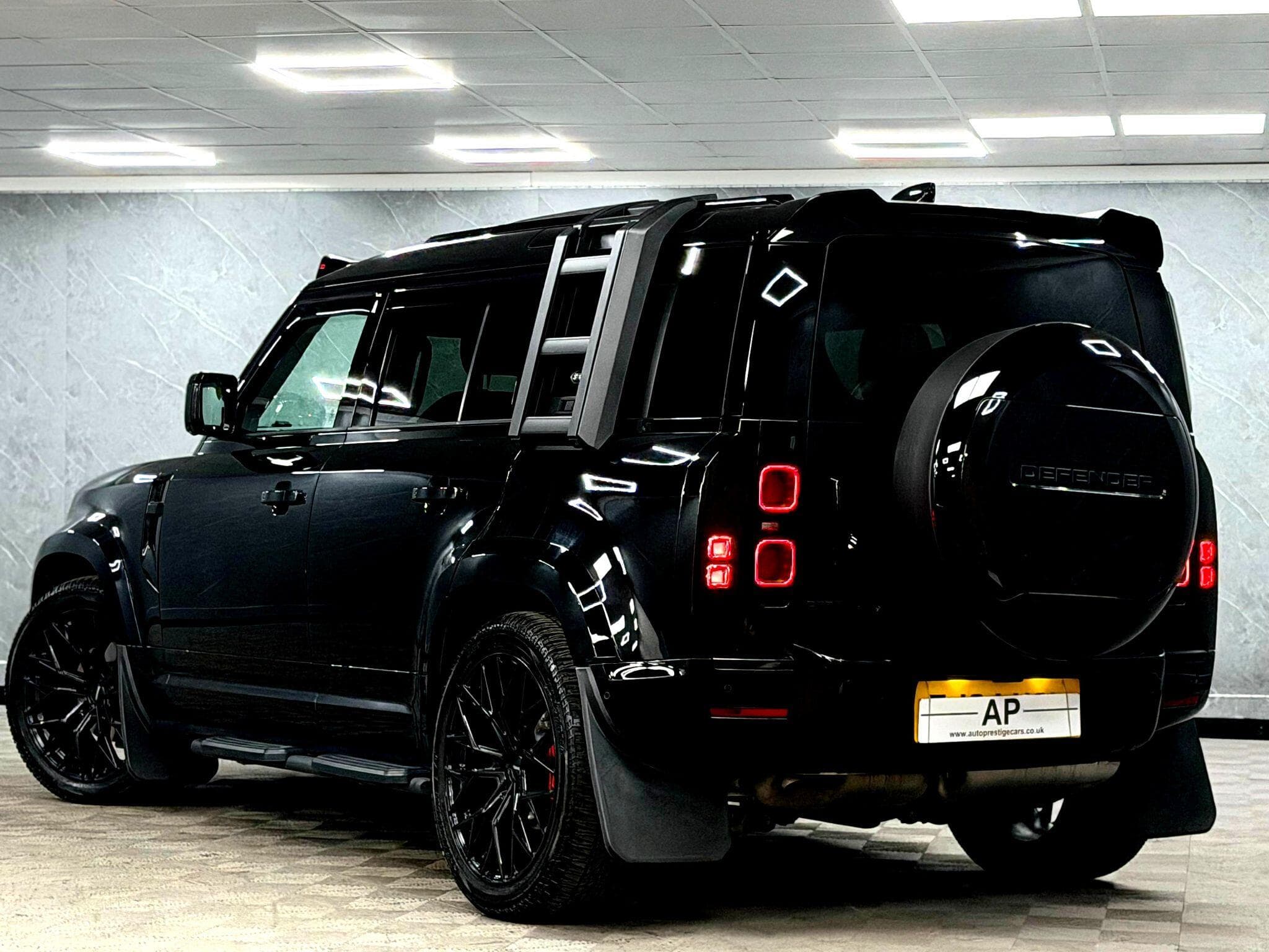 2024 Land Rover Defender 110 - Thumbnail 22