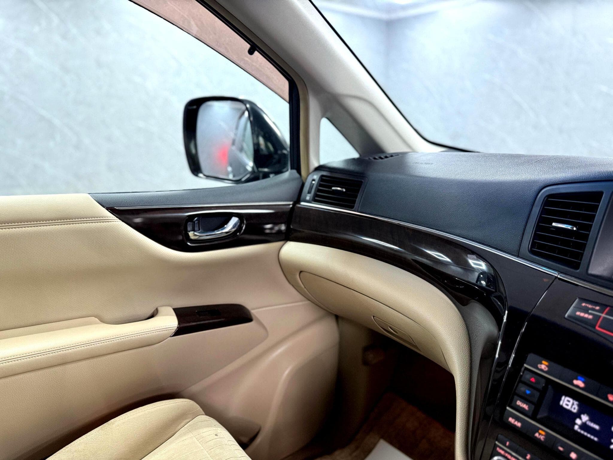 2011 Nissan Elgrand - Thumbnail 31