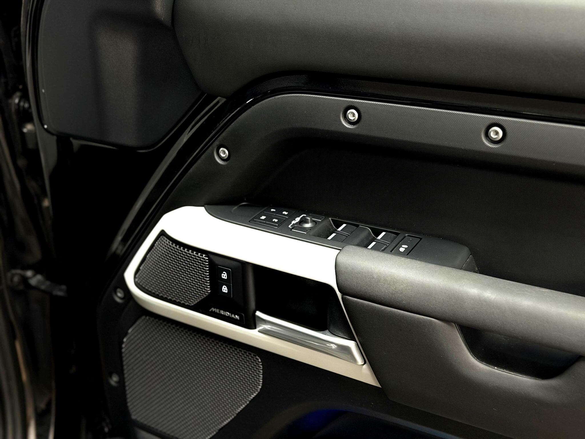 2024 Land Rover Defender 110 - Thumbnail 36