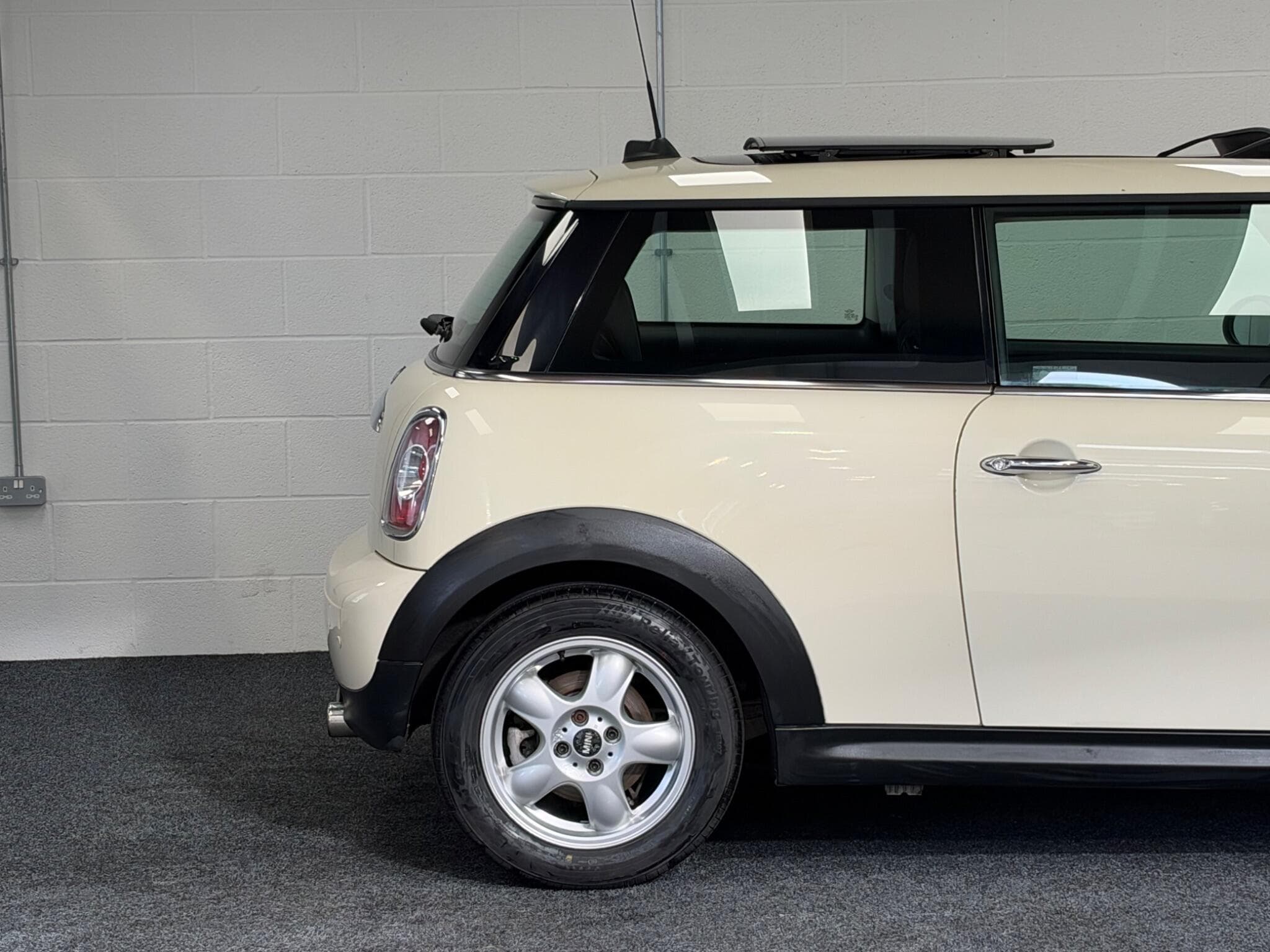 2011 MINI Hatch - Thumbnail 29