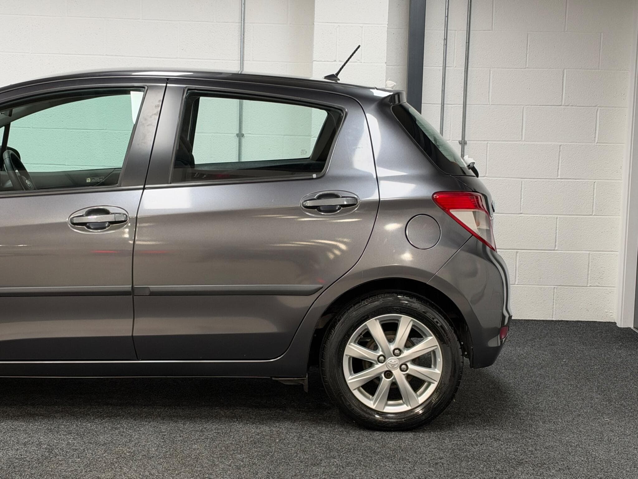 2012 Toyota Yaris - Thumbnail 32