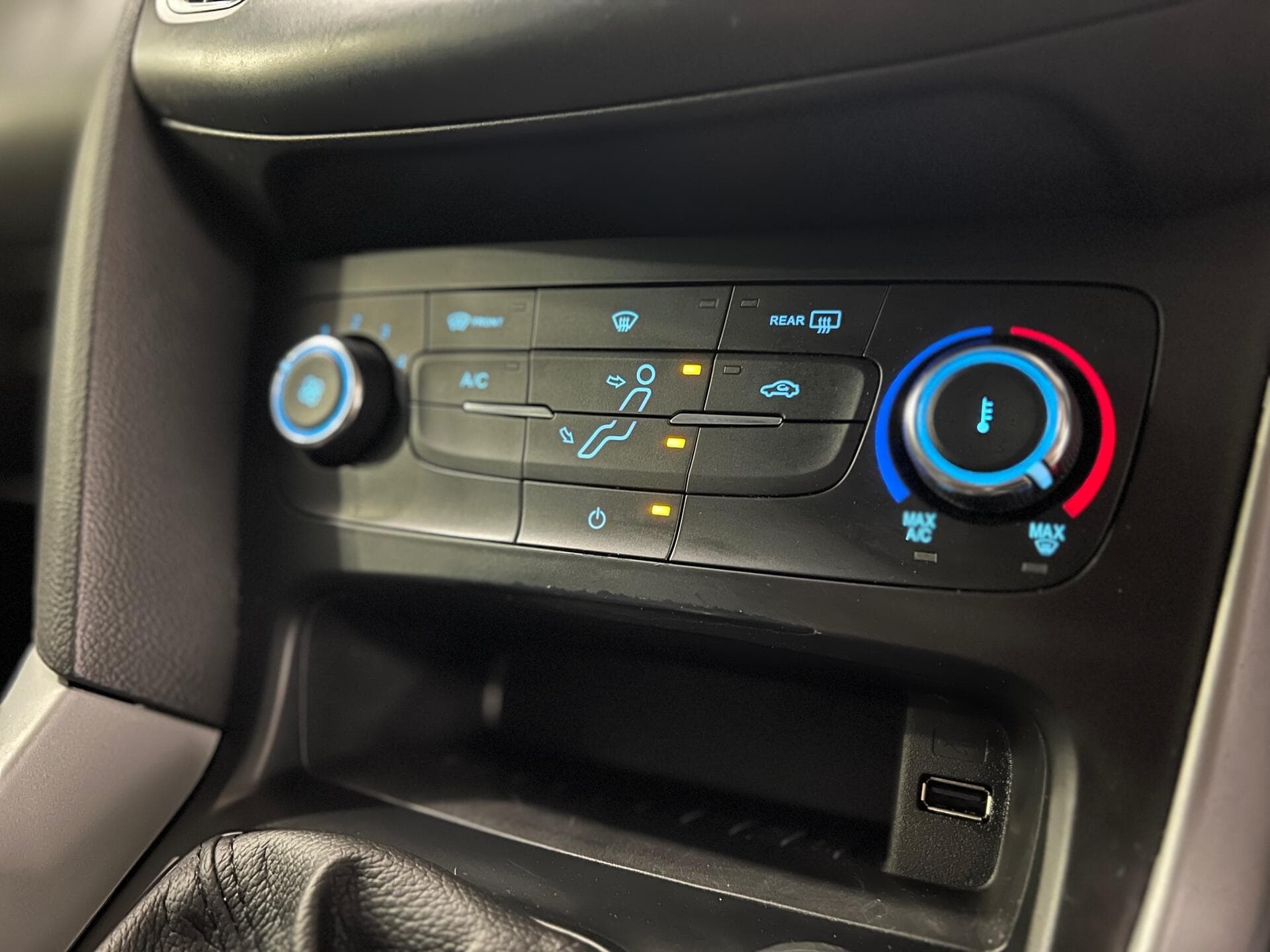 2017 Ford Focus - Thumbnail 37