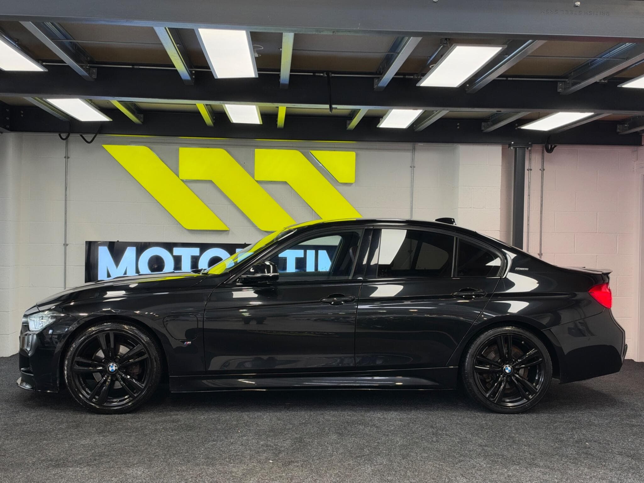 2017 BMW 3 Series - Thumbnail 2