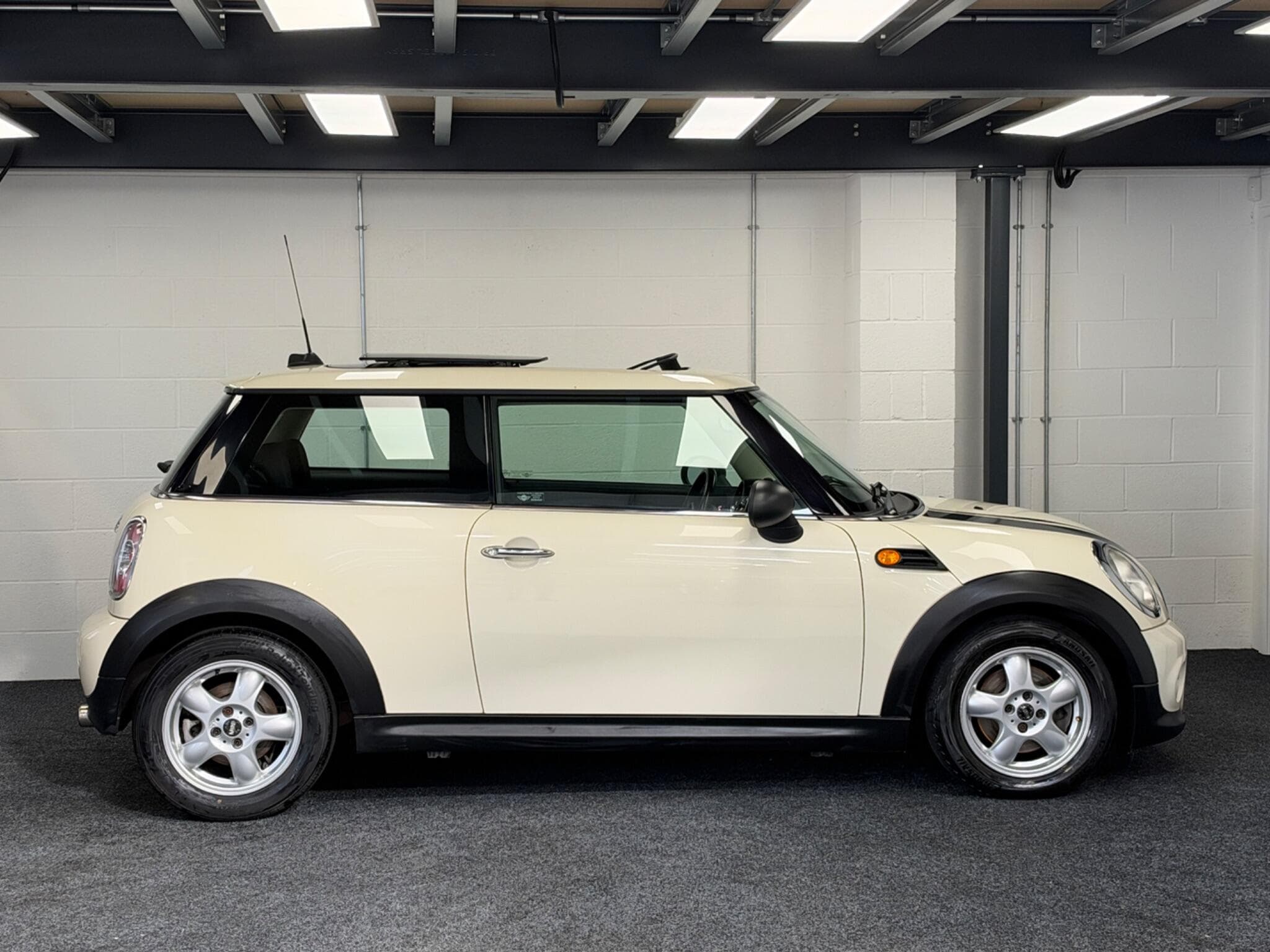 2011 MINI Hatch - Thumbnail 9