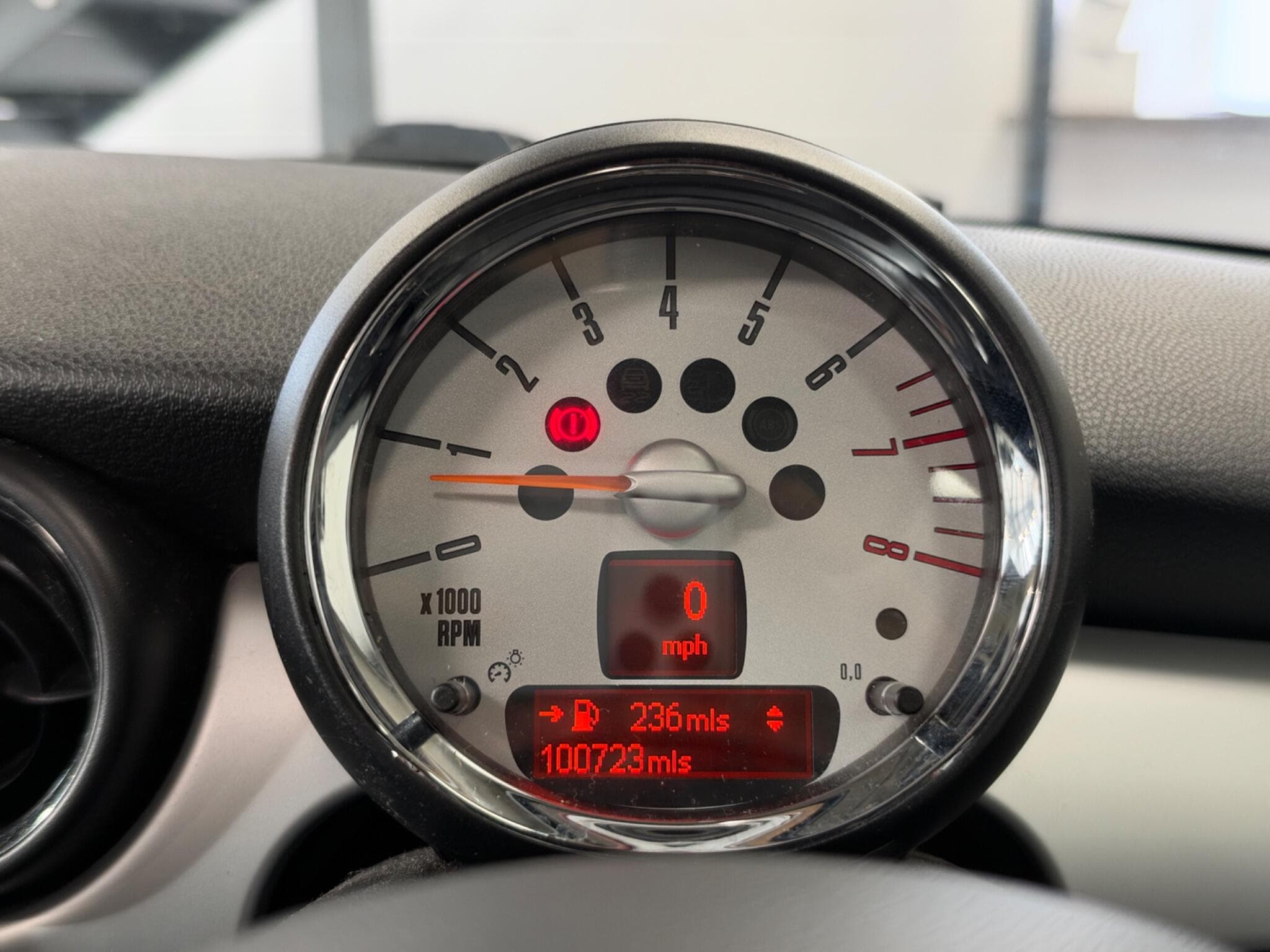 2011 MINI Hatch - Thumbnail 32