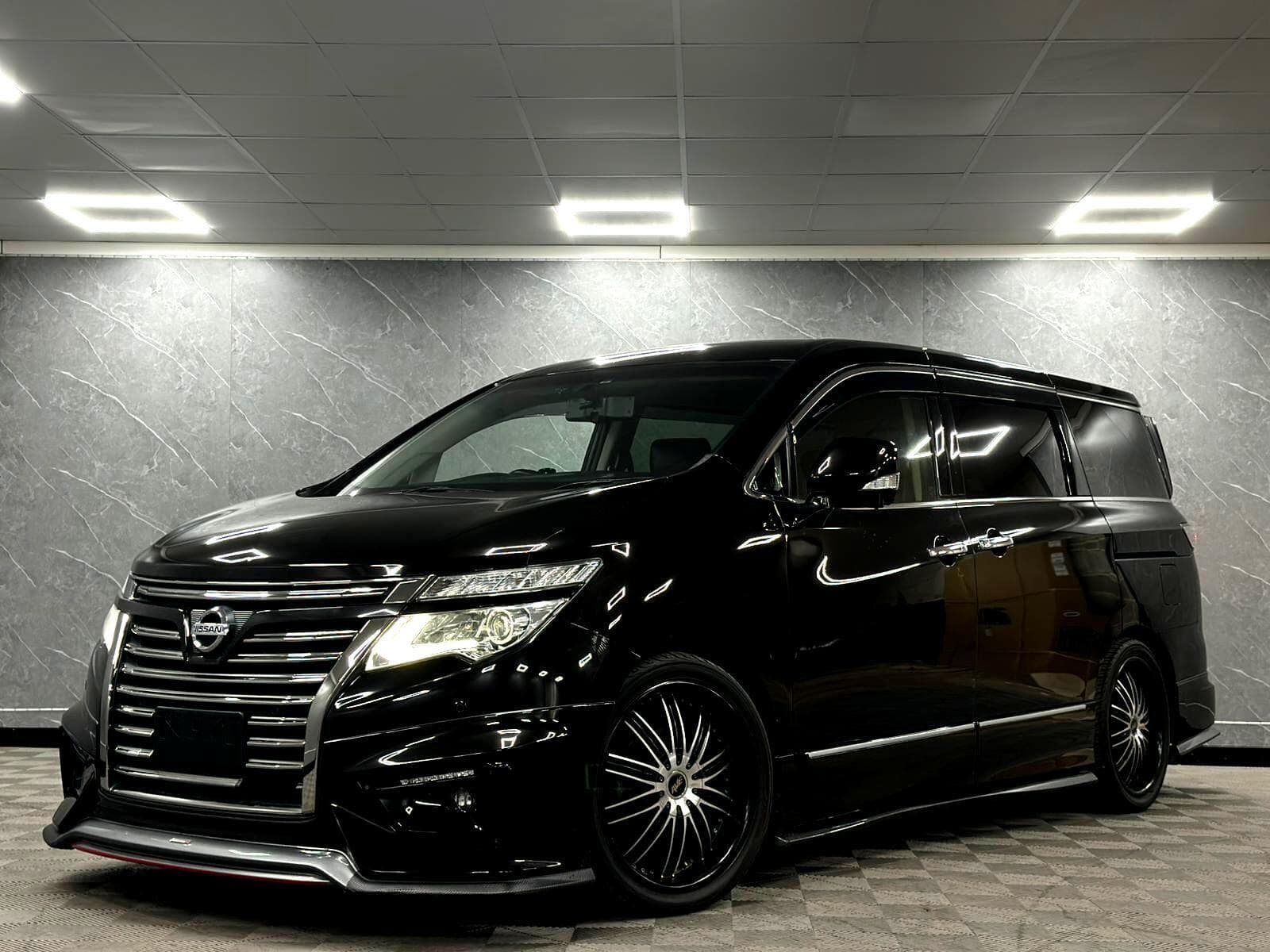 2015 Nissan Elgrand - Image 1