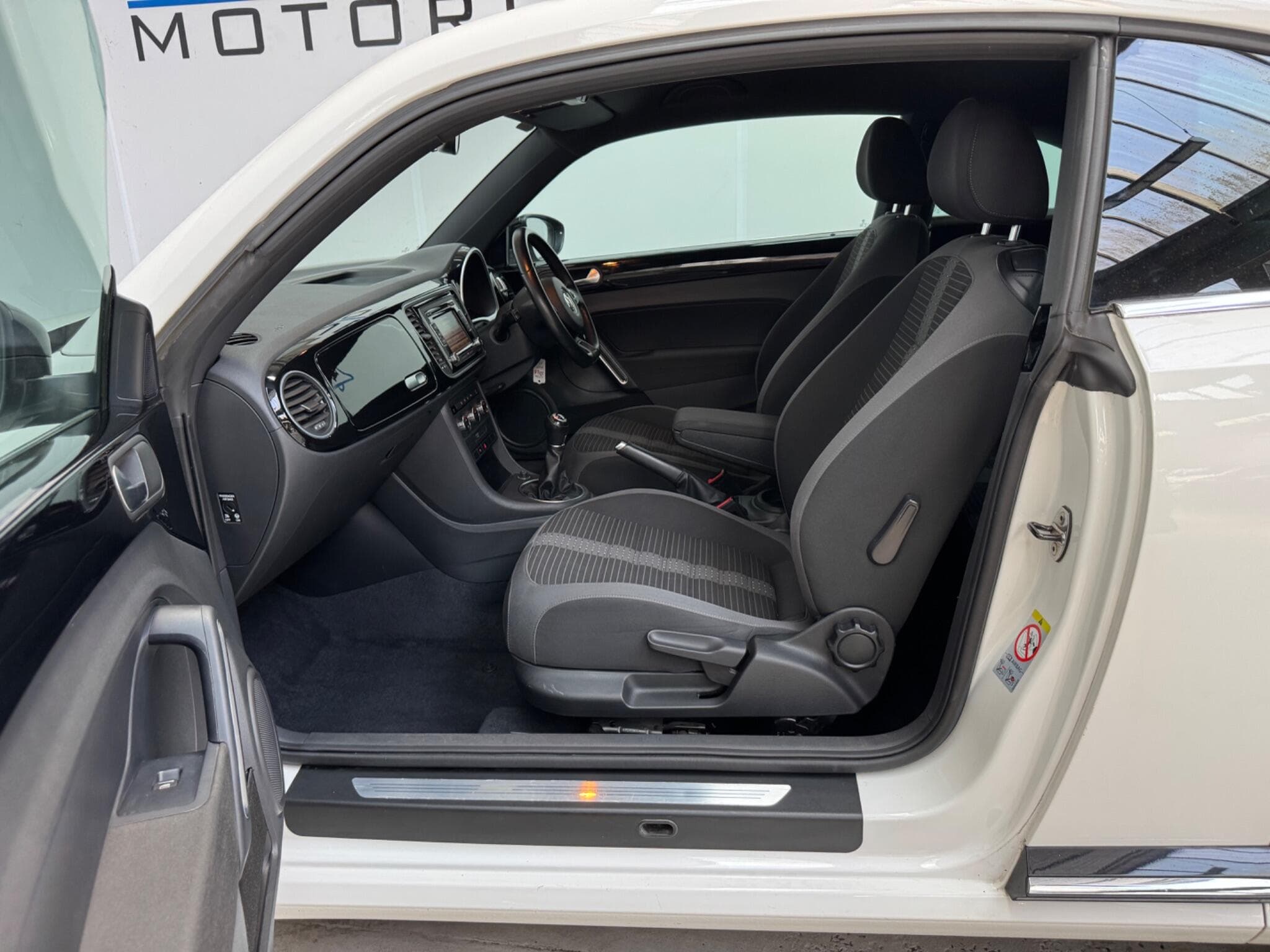 2013 Volkswagen Beetle - Thumbnail 10