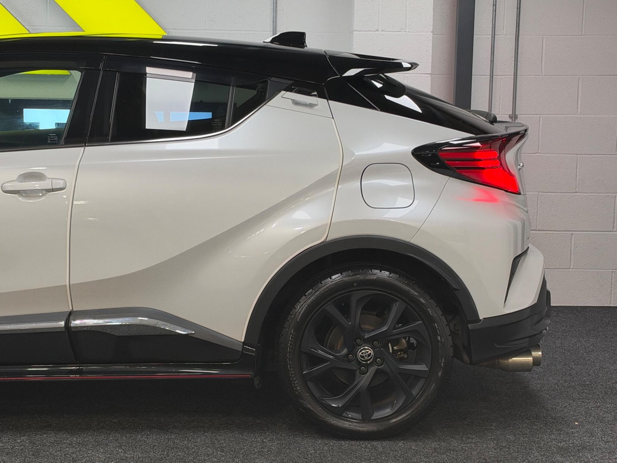 2022 Toyota C-HR - Thumbnail 25