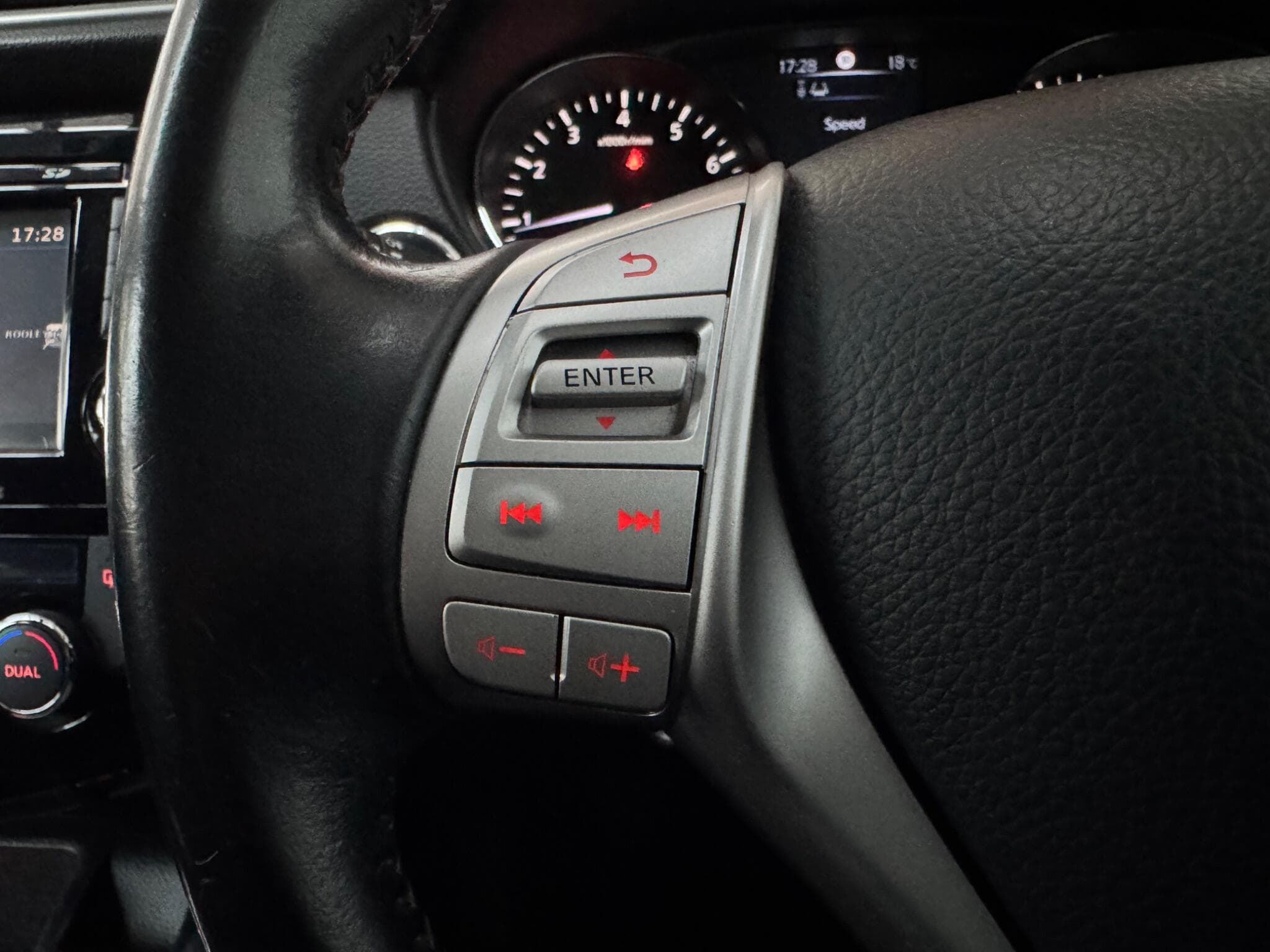 2016 Nissan Qashqai - Thumbnail 23