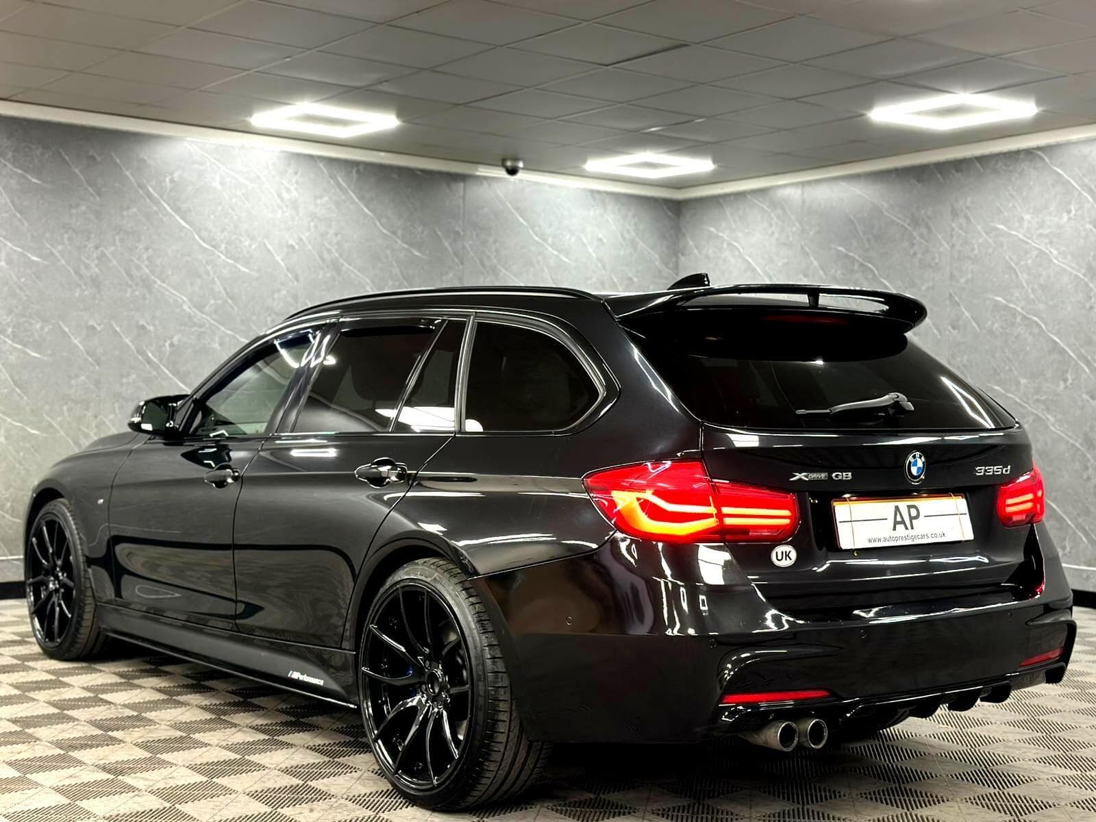 2015 BMW 3 Series - Thumbnail 32