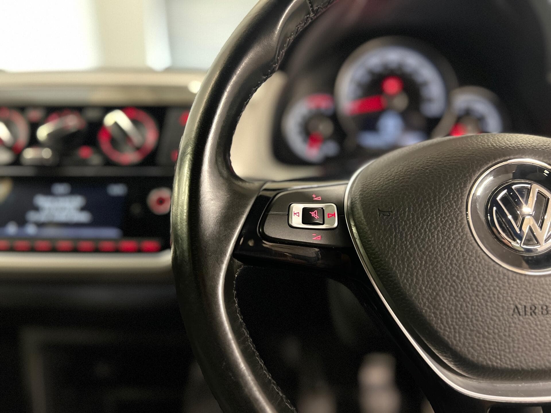 2017 Volkswagen up! - Thumbnail 24