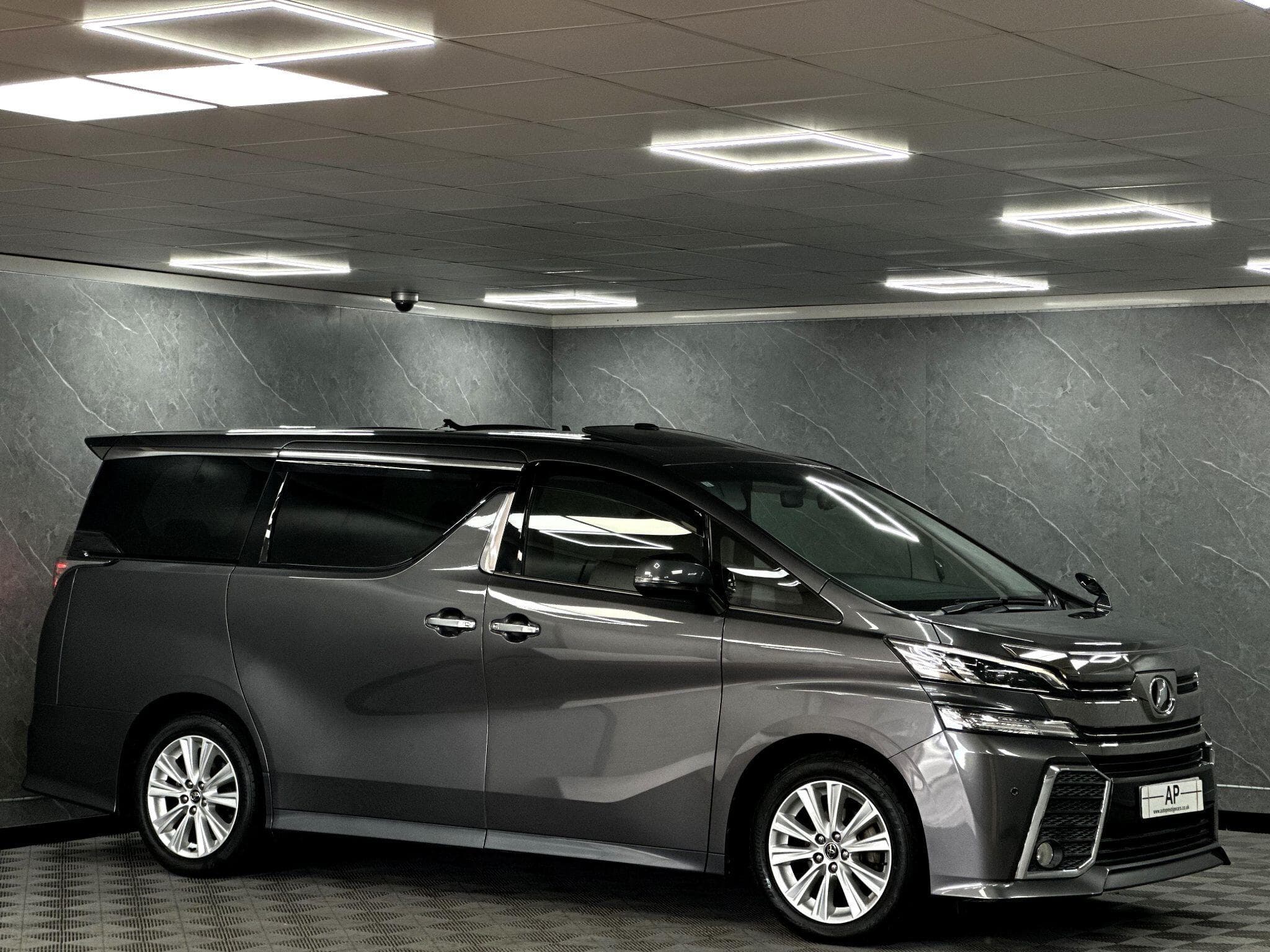 2015 Toyota Vellfire - Image 4