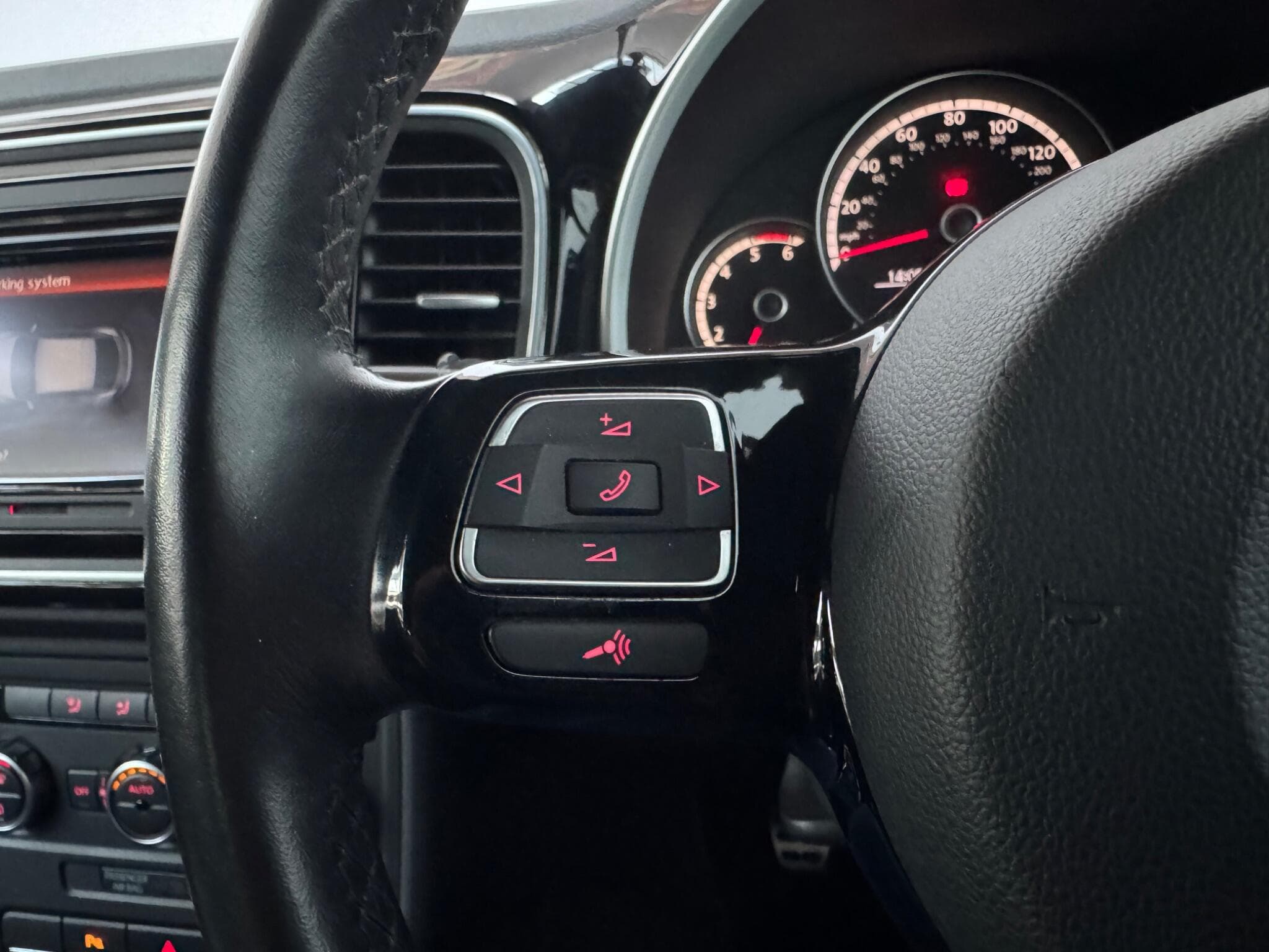 2013 Volkswagen Beetle - Thumbnail 19
