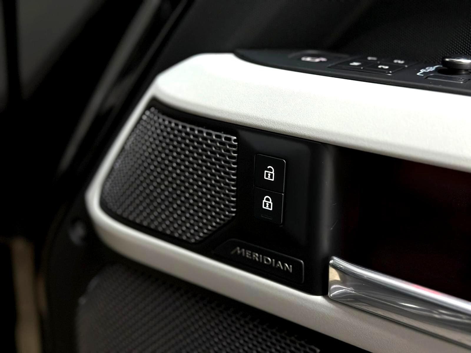 2024 Land Rover Defender 110 - Thumbnail 35