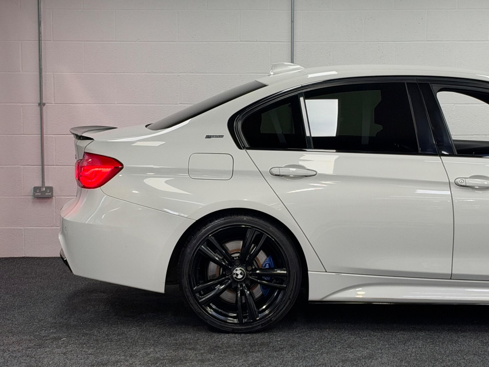 2017 BMW 3 Series - Thumbnail 31