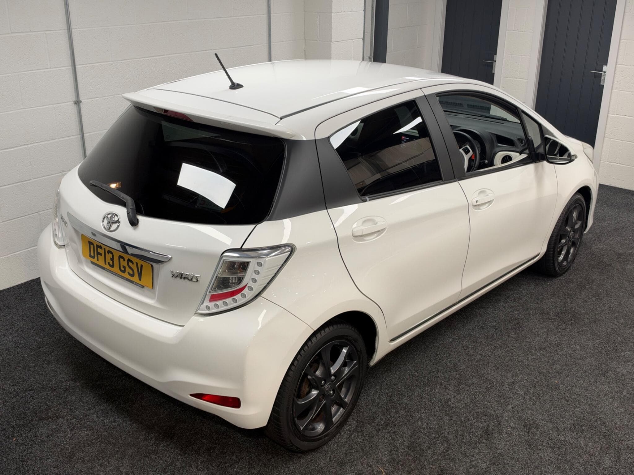 2013 Toyota Yaris - Thumbnail 14