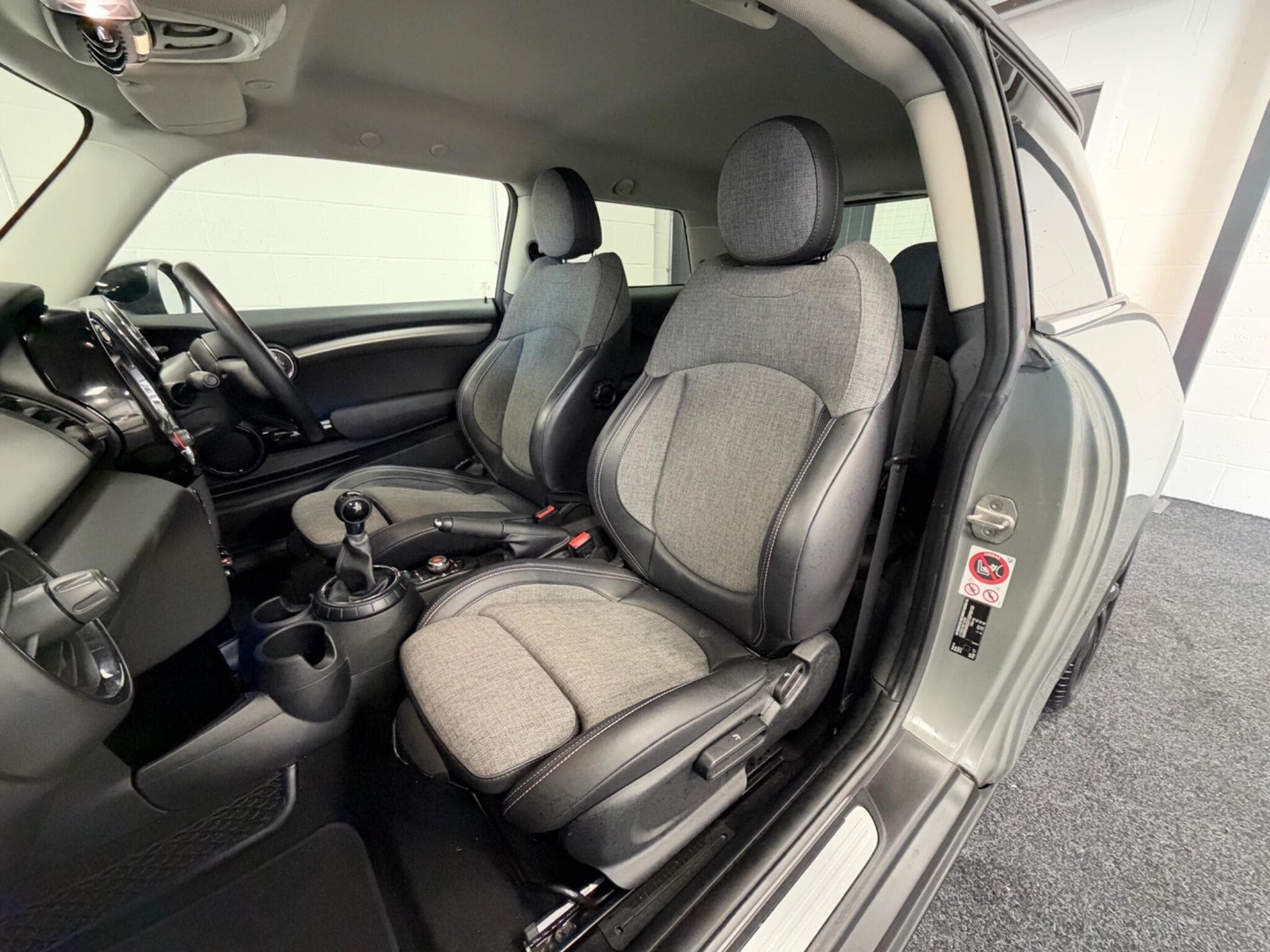 2017 MINI Hatch - Thumbnail 36