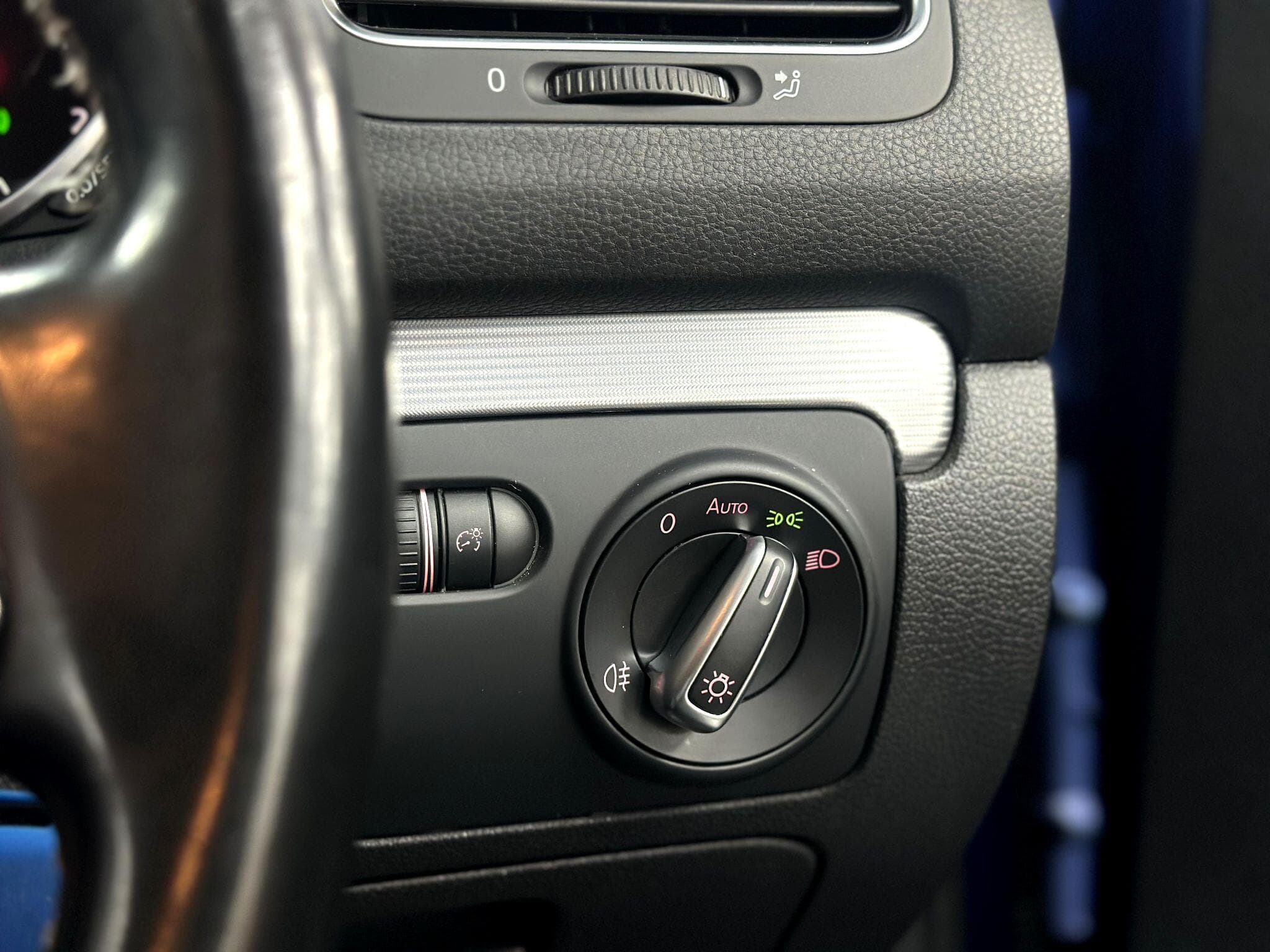 2011 Volkswagen Golf - Thumbnail 37