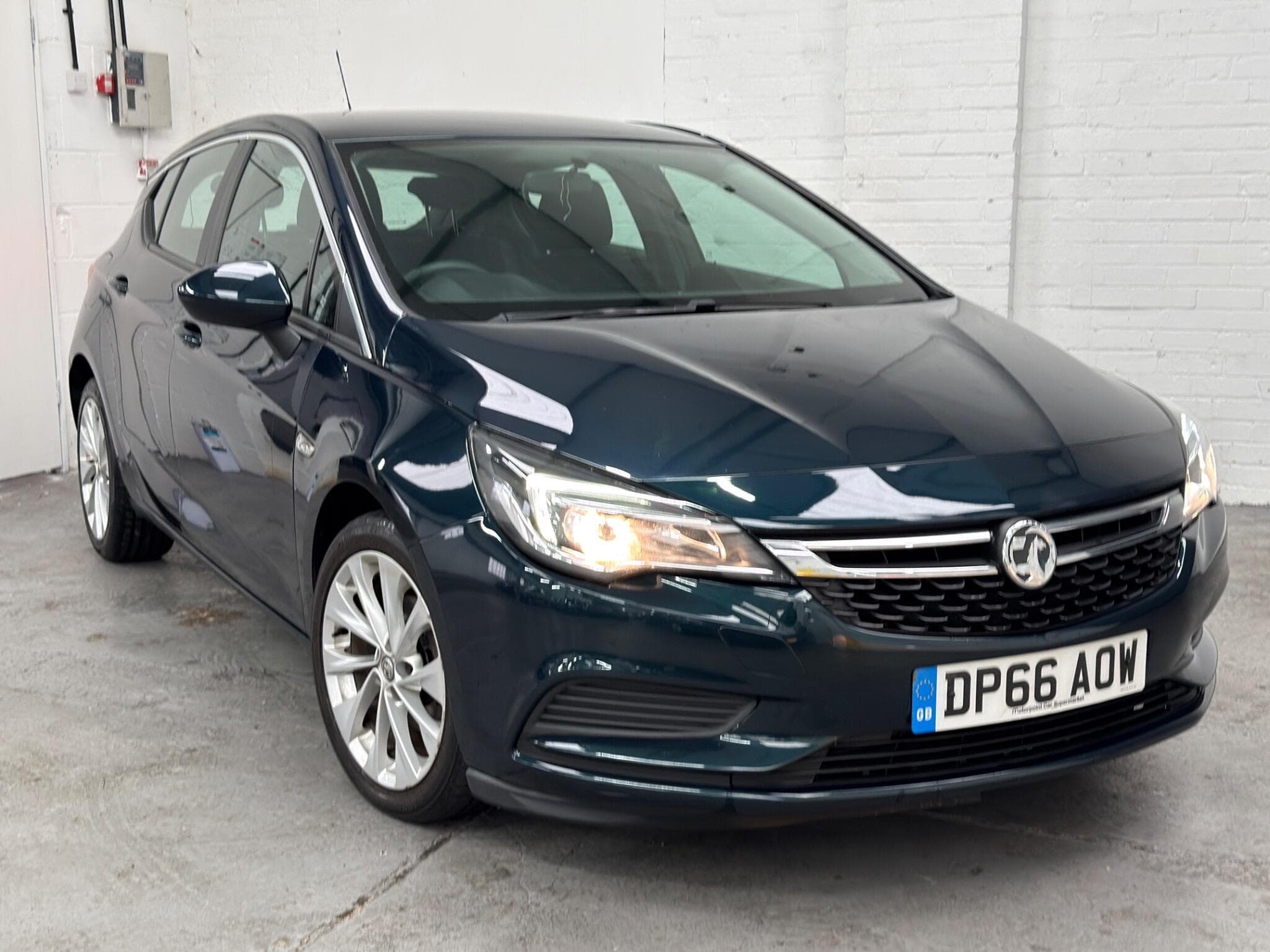 2016 Vauxhall Astra - Image 1