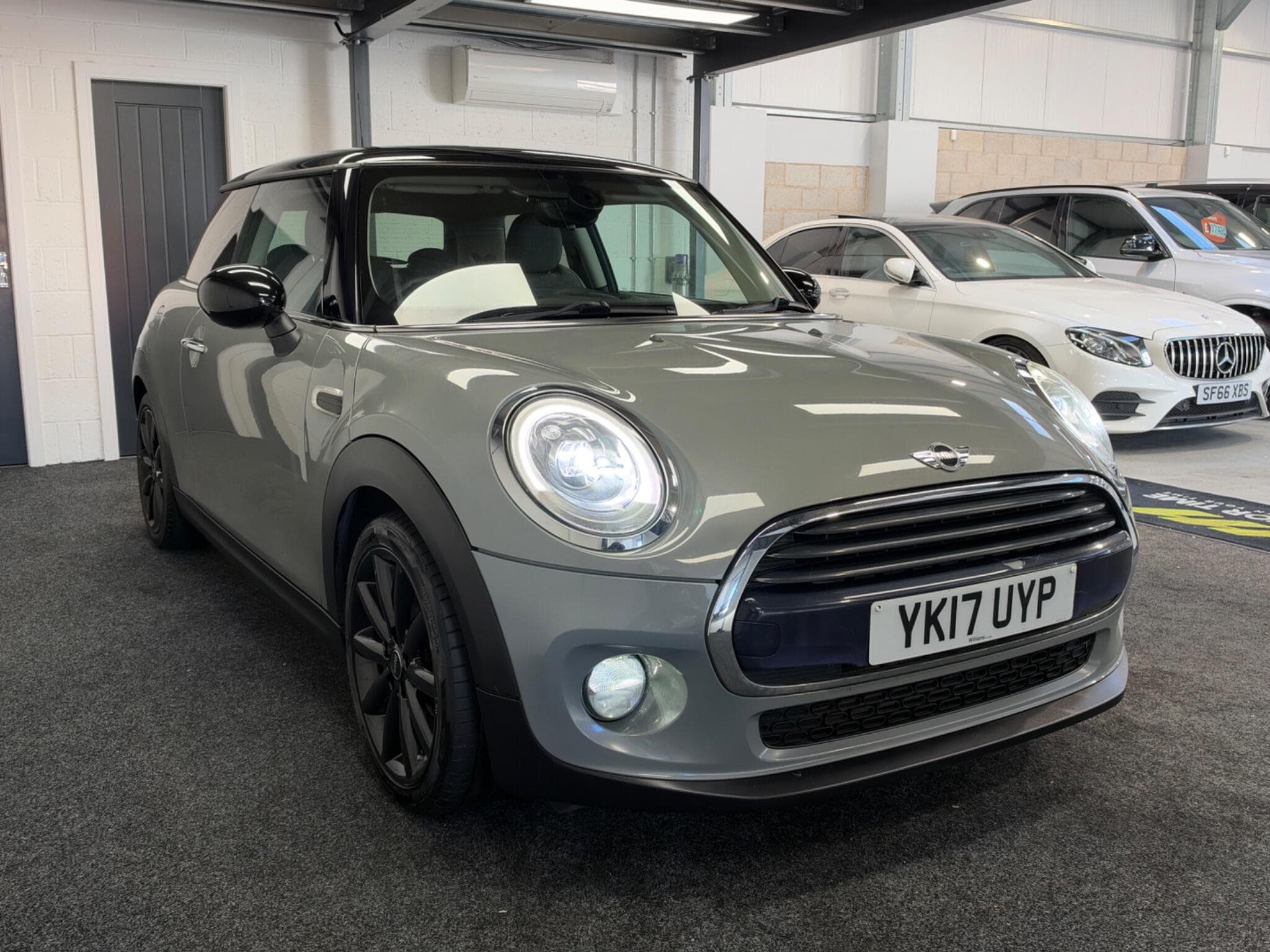 2017 MINI Hatch - Thumbnail 2