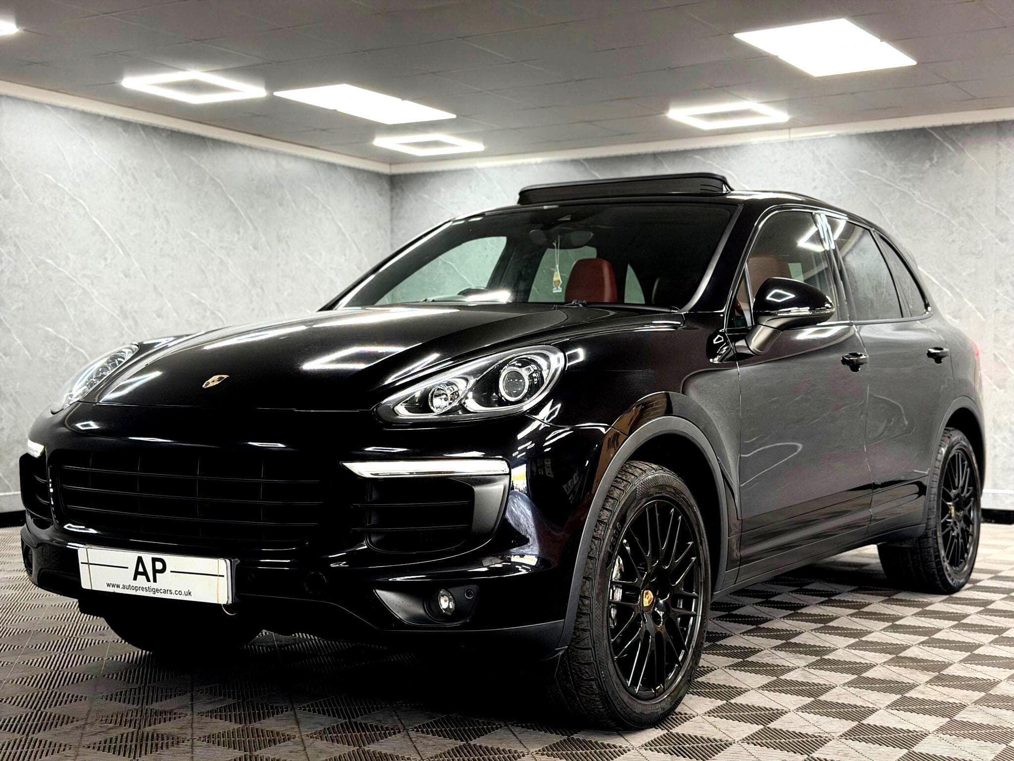 2014 Porsche Cayenne - Image 2