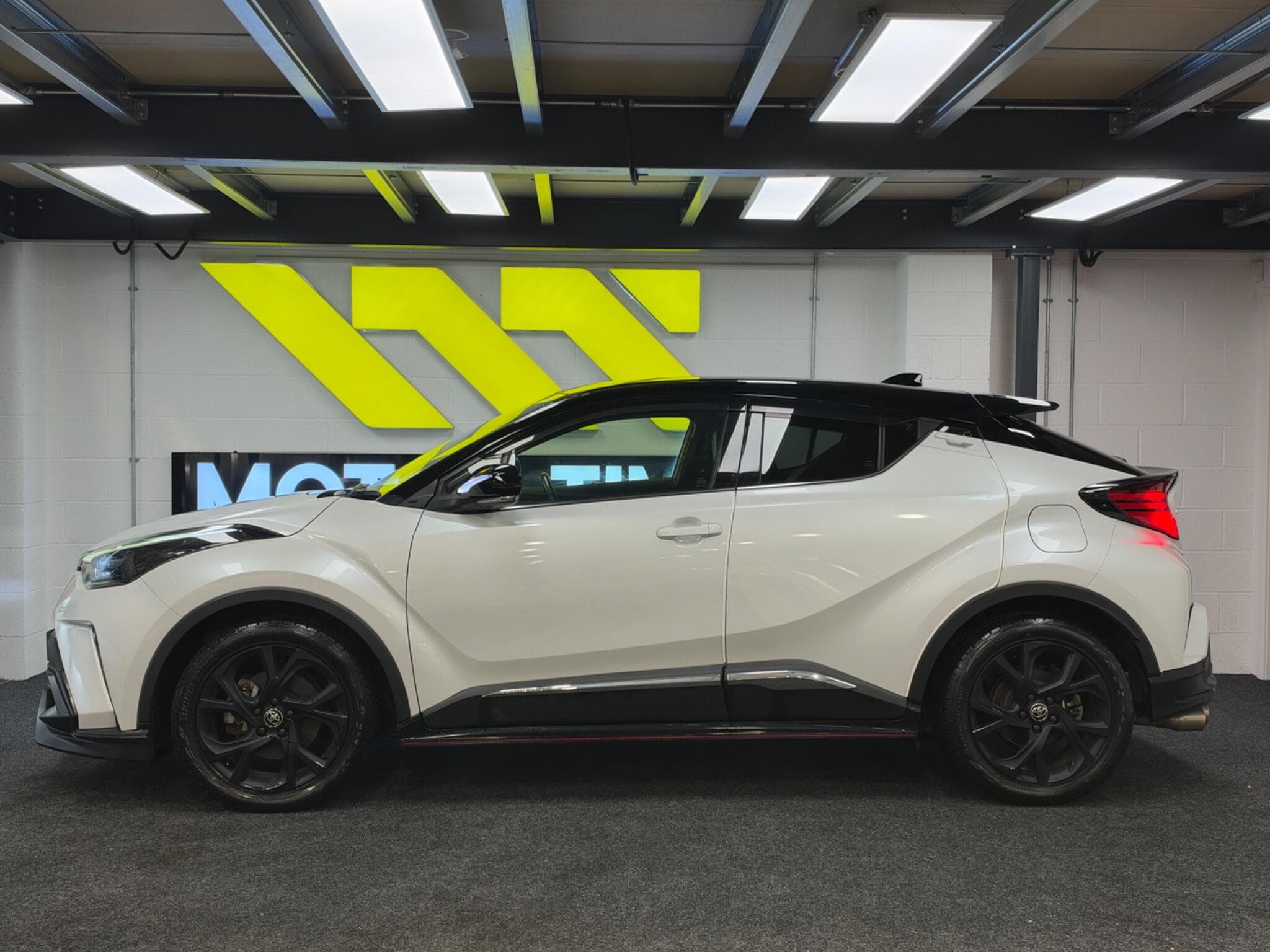 2022 Toyota C-HR - Image 4