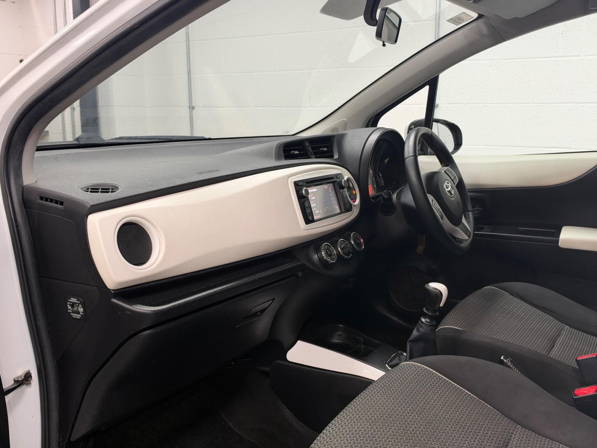 2013 Toyota Yaris - Thumbnail 16
