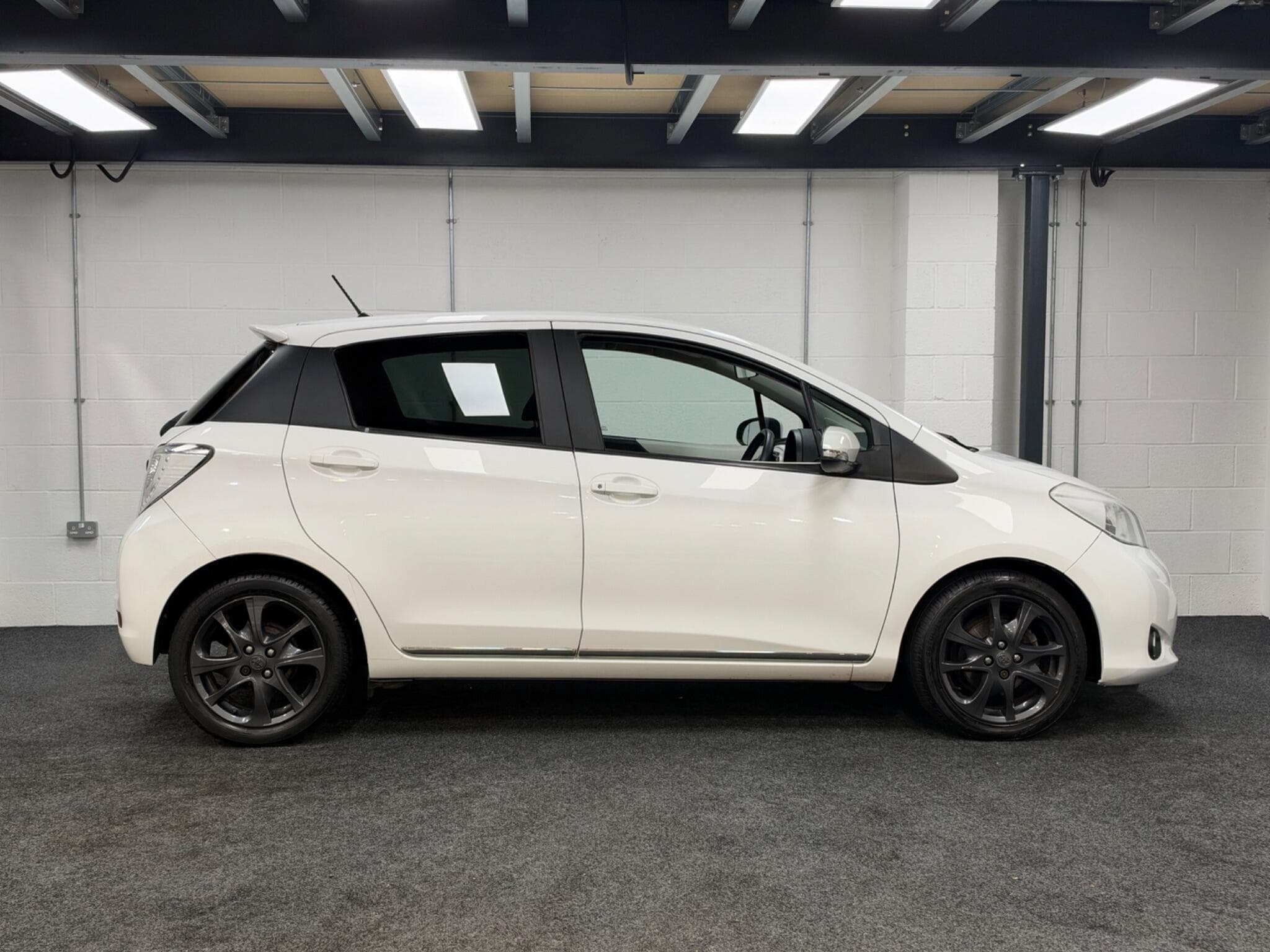 2013 Toyota Yaris - Thumbnail 11