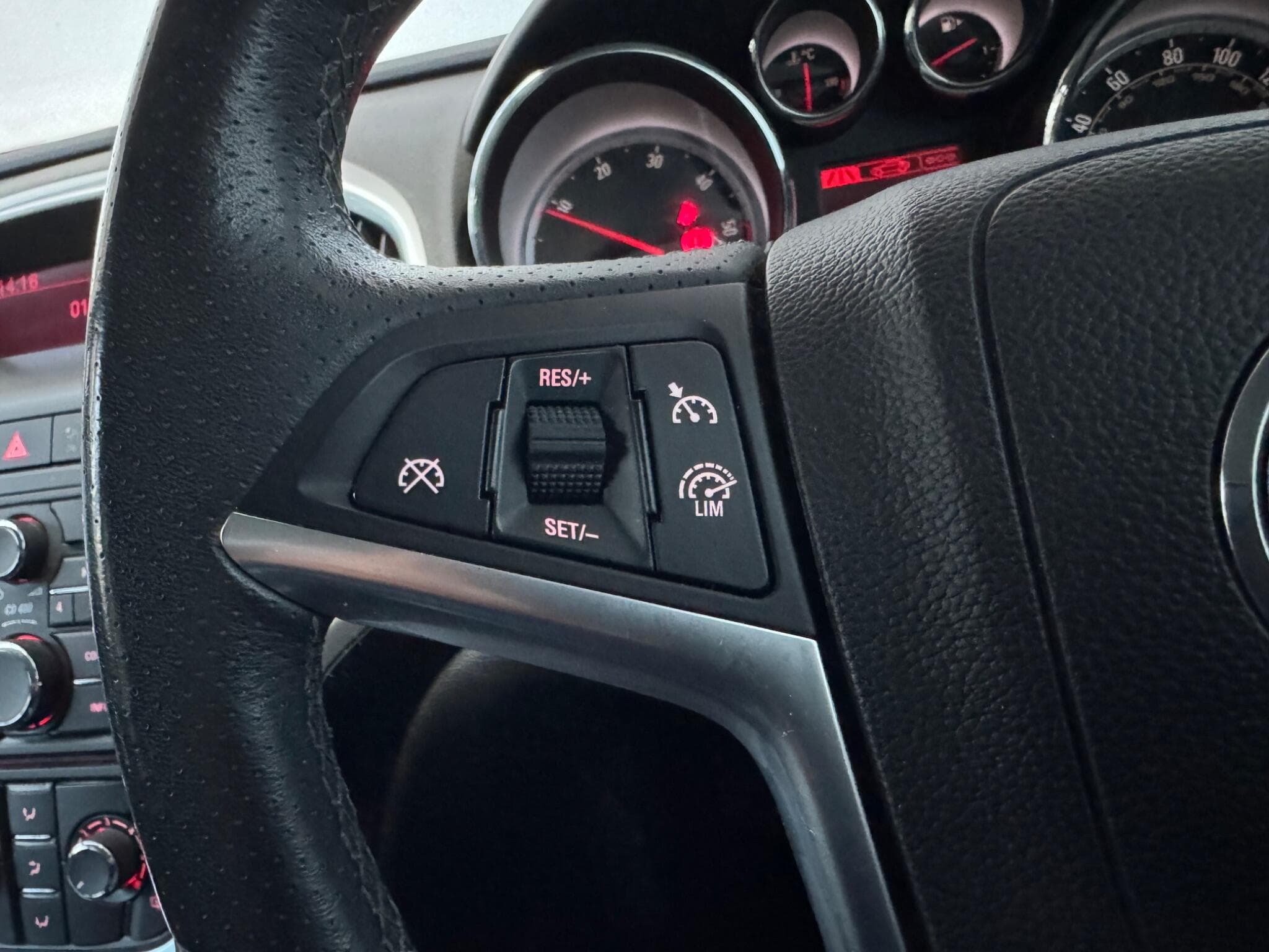 2013 Vauxhall Astra - Thumbnail 19