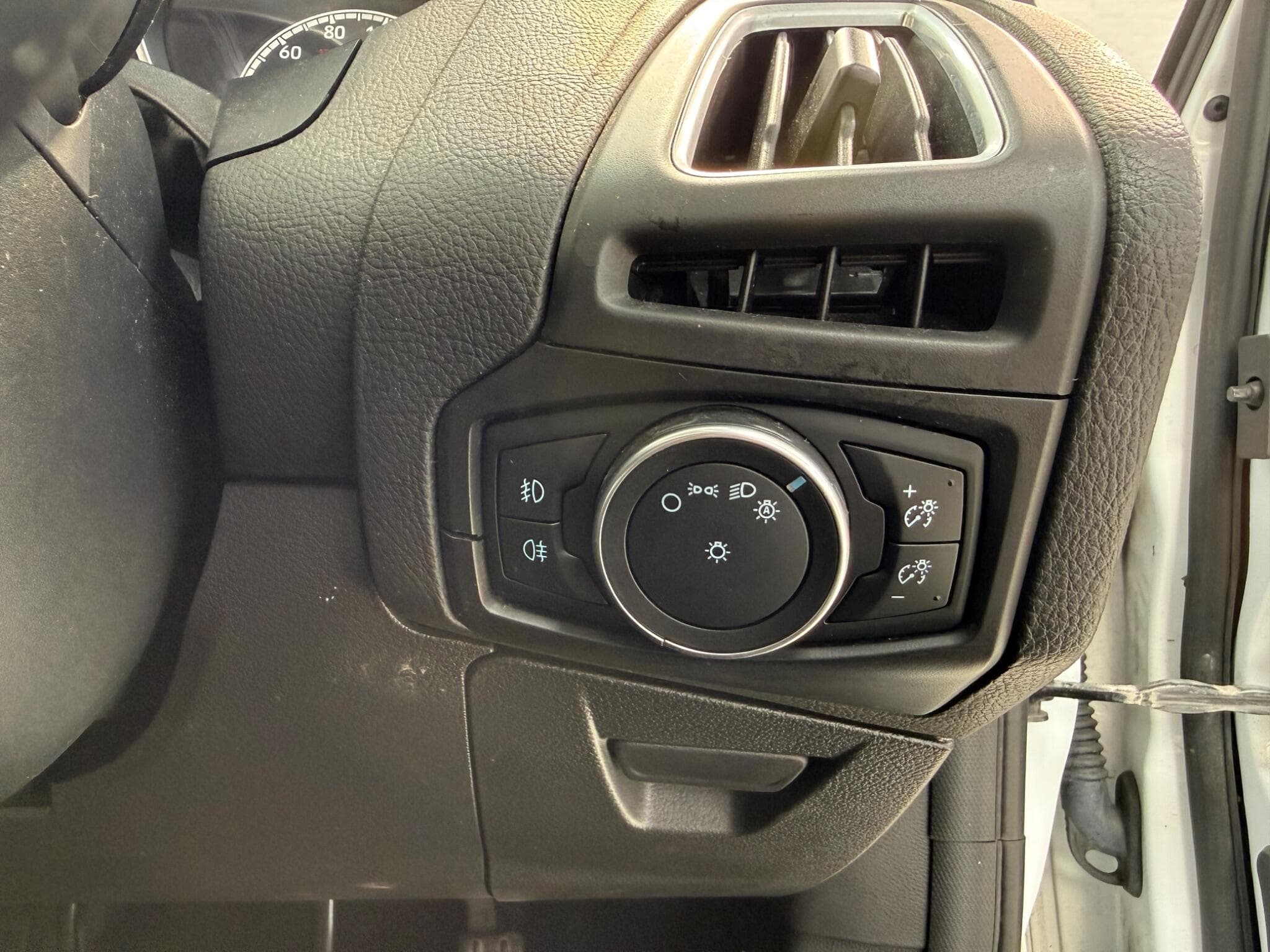 2016 Ford Focus - Thumbnail 19