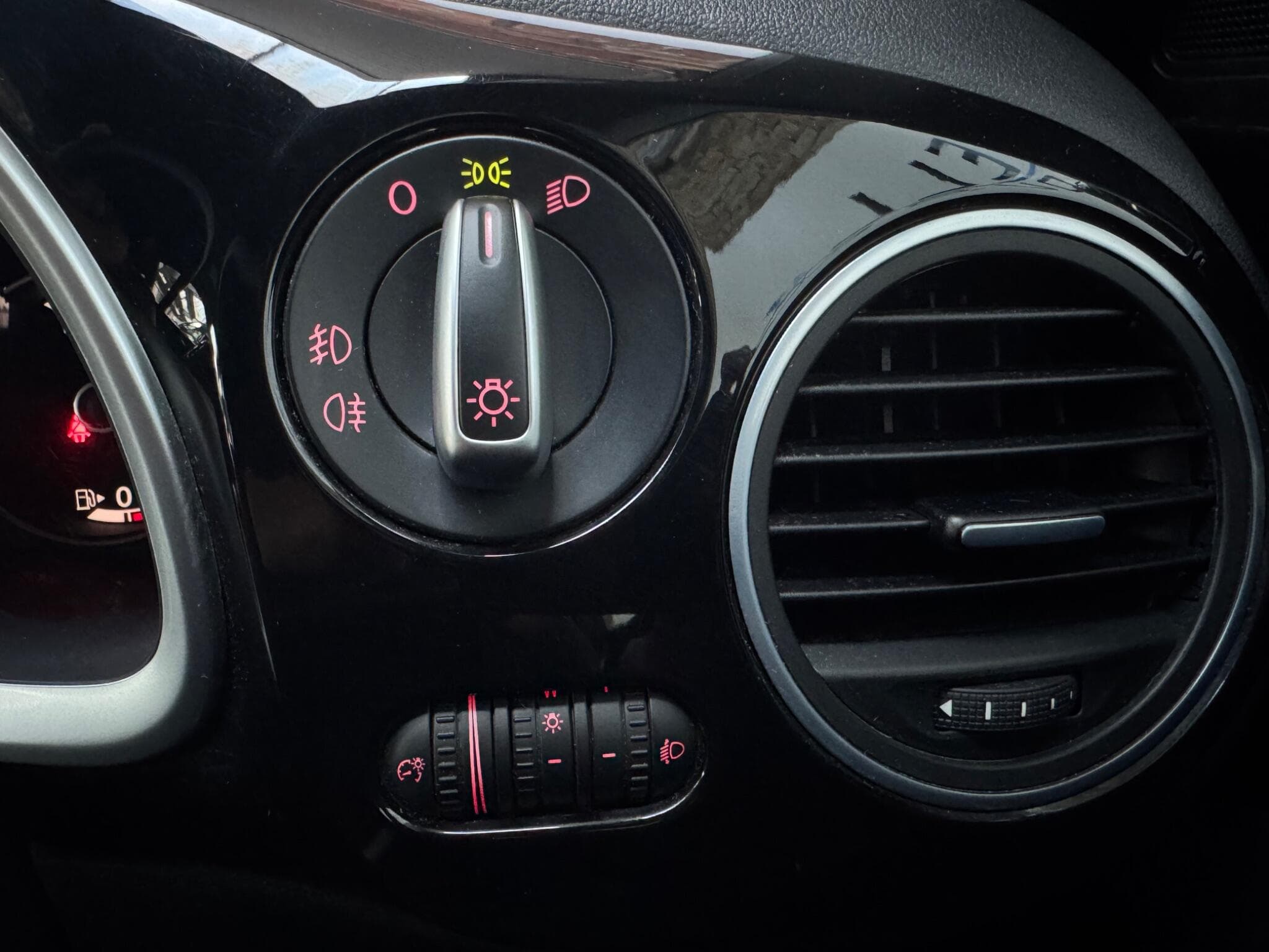 2013 Volkswagen Beetle - Thumbnail 21