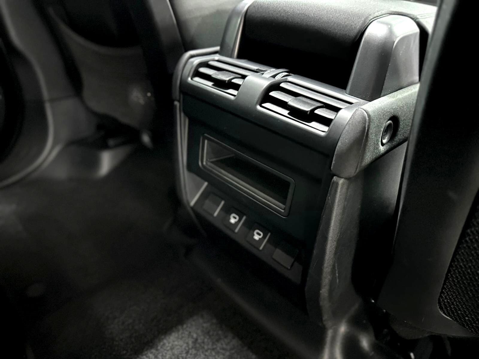 2024 Land Rover Defender 110 - Thumbnail 52