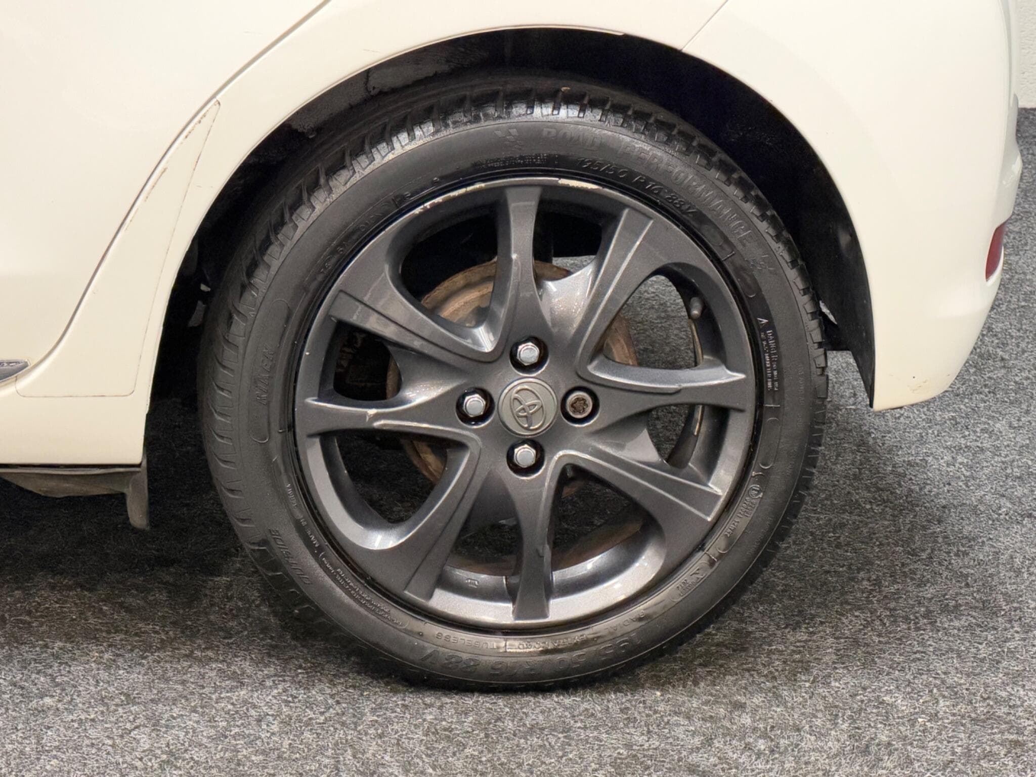2013 Toyota Yaris - Thumbnail 28