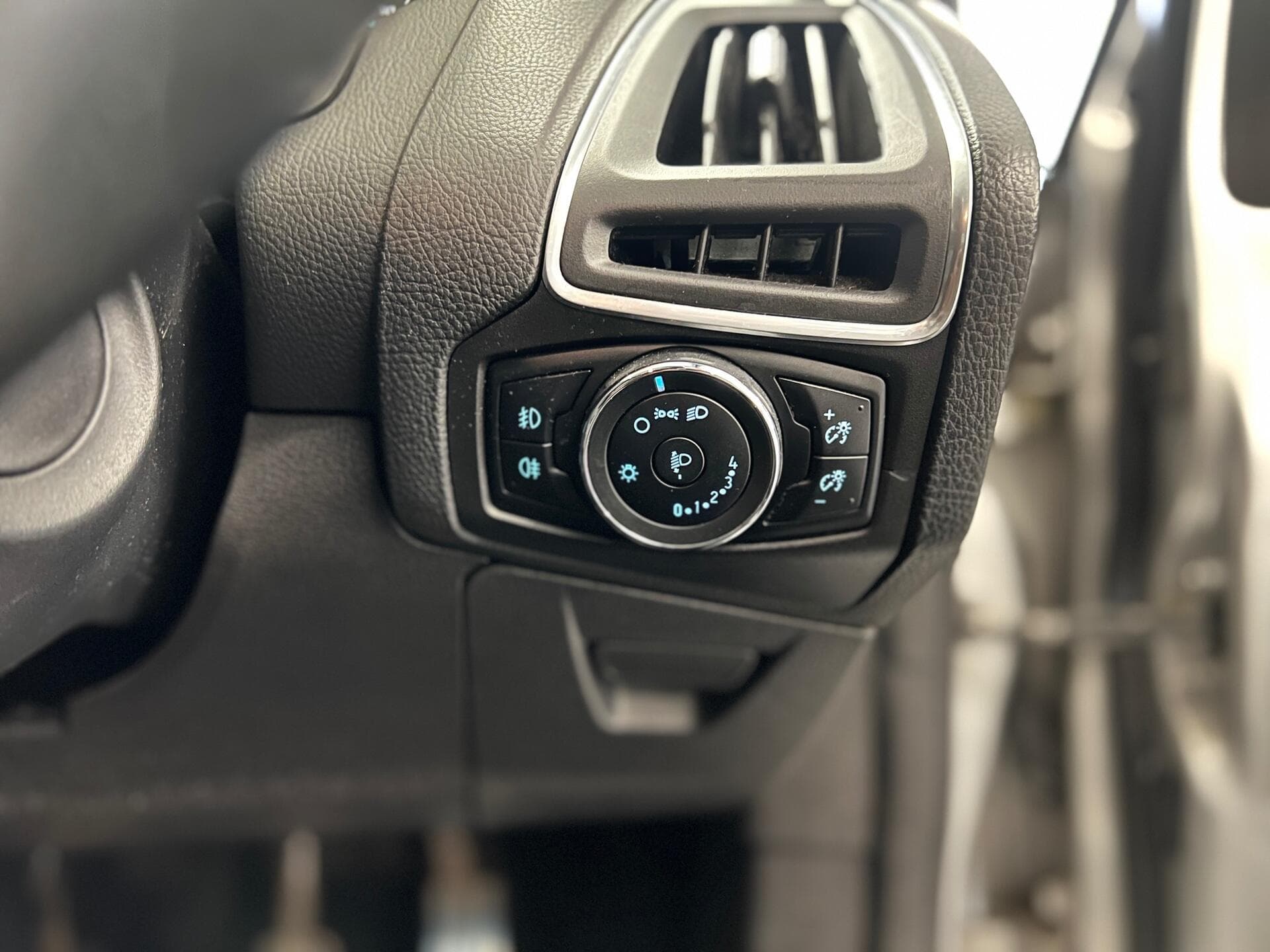 2014 Ford Focus - Thumbnail 35