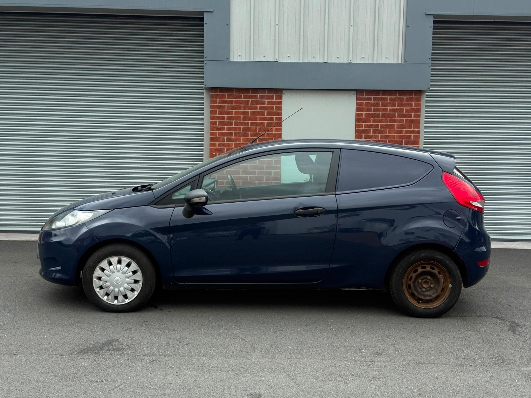 2012 Ford Fiesta Van - Thumbnail 9