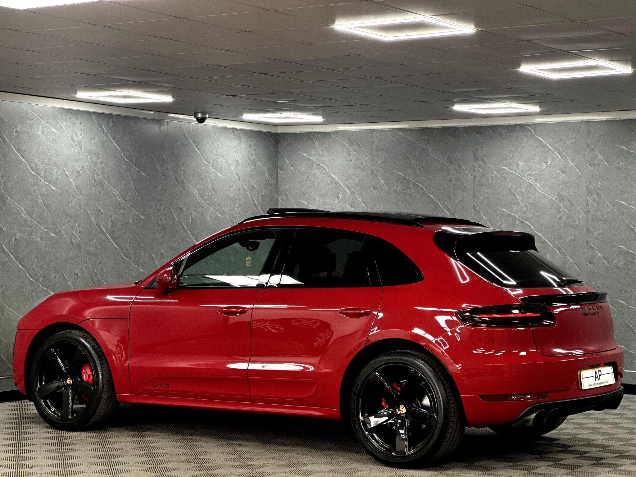 2016 Porsche Macan - Thumbnail 2