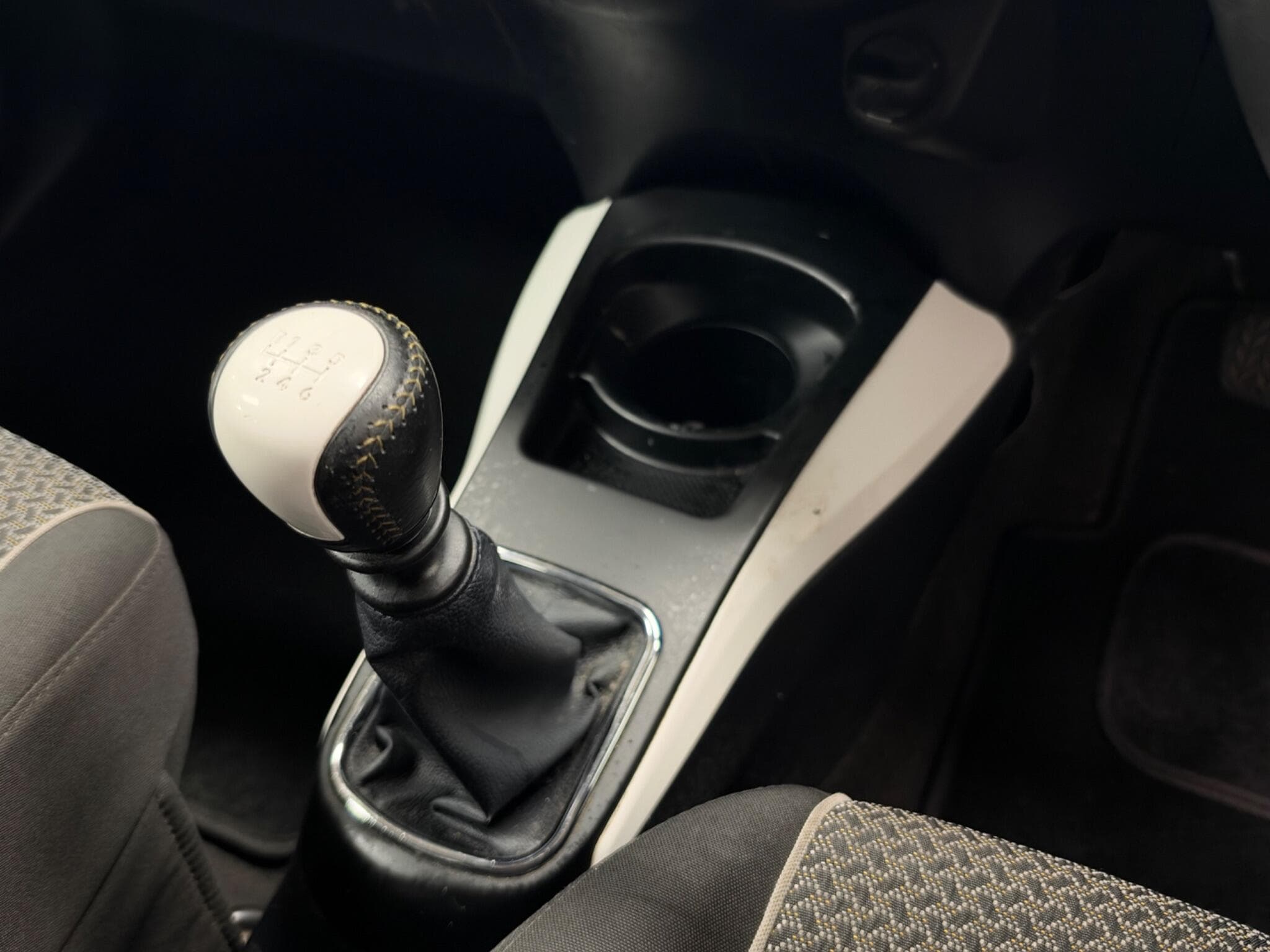 2013 Toyota Yaris - Thumbnail 18
