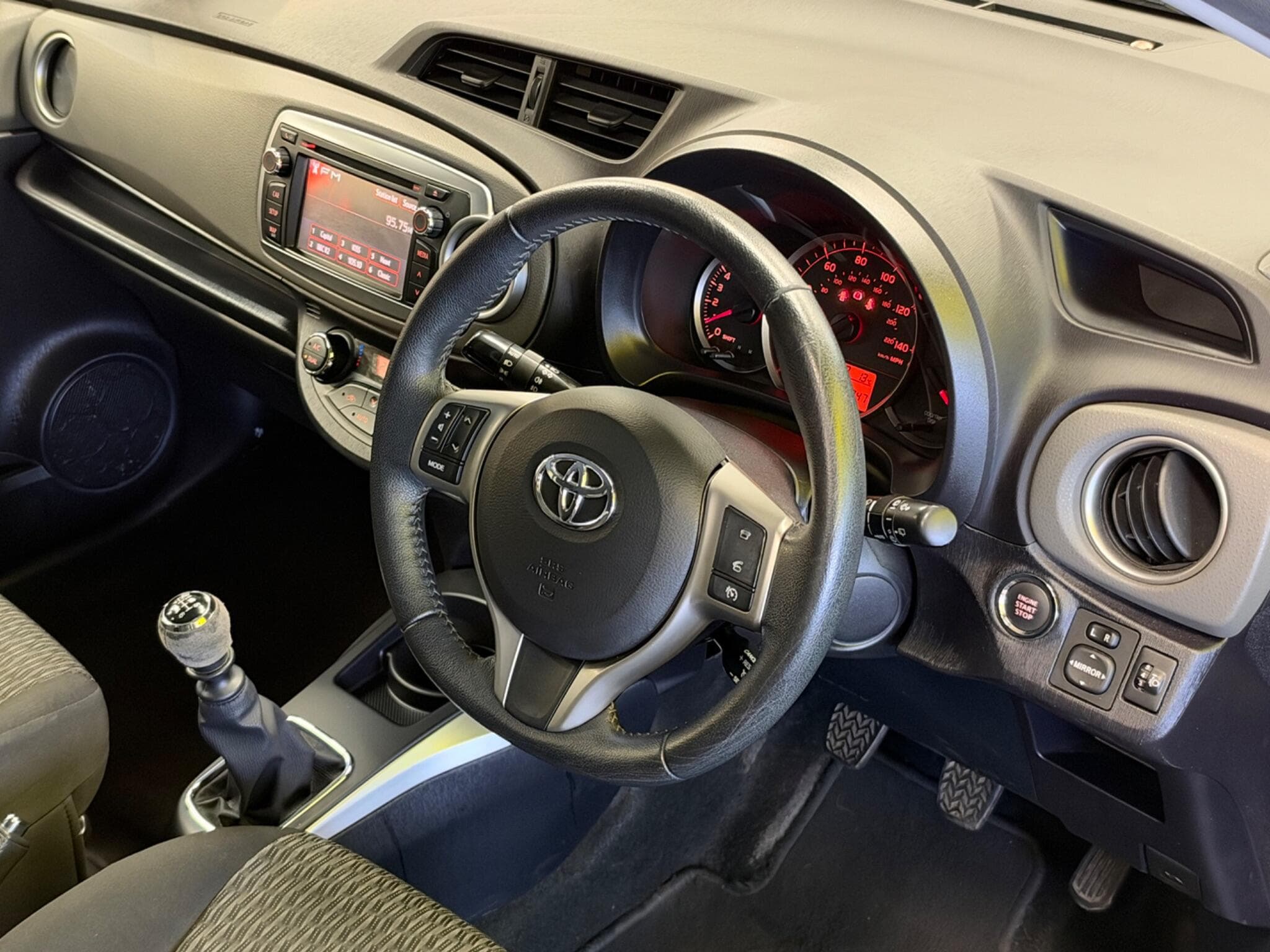 2014 Toyota Yaris - Thumbnail 17