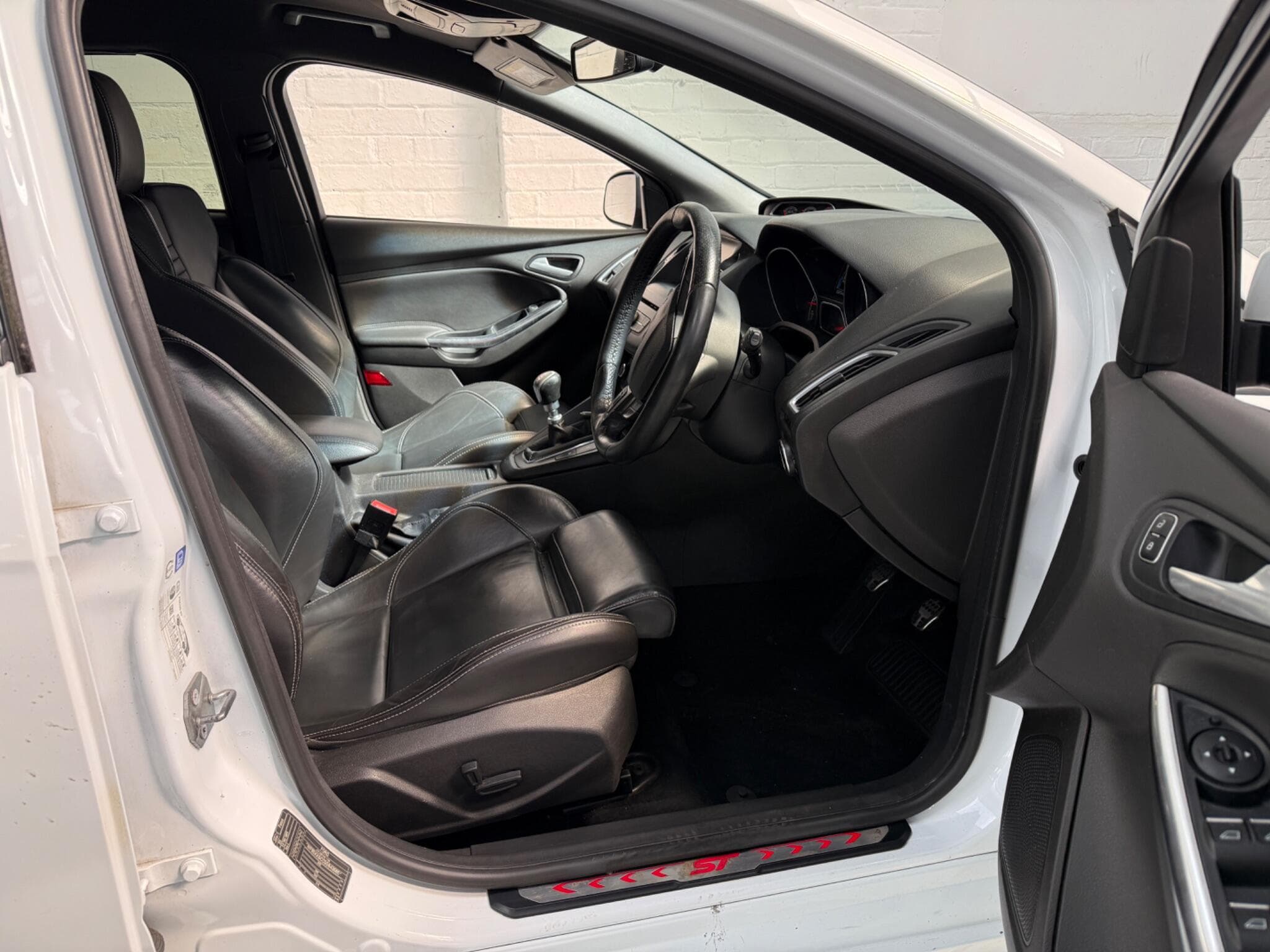 2016 Ford Focus - Thumbnail 27