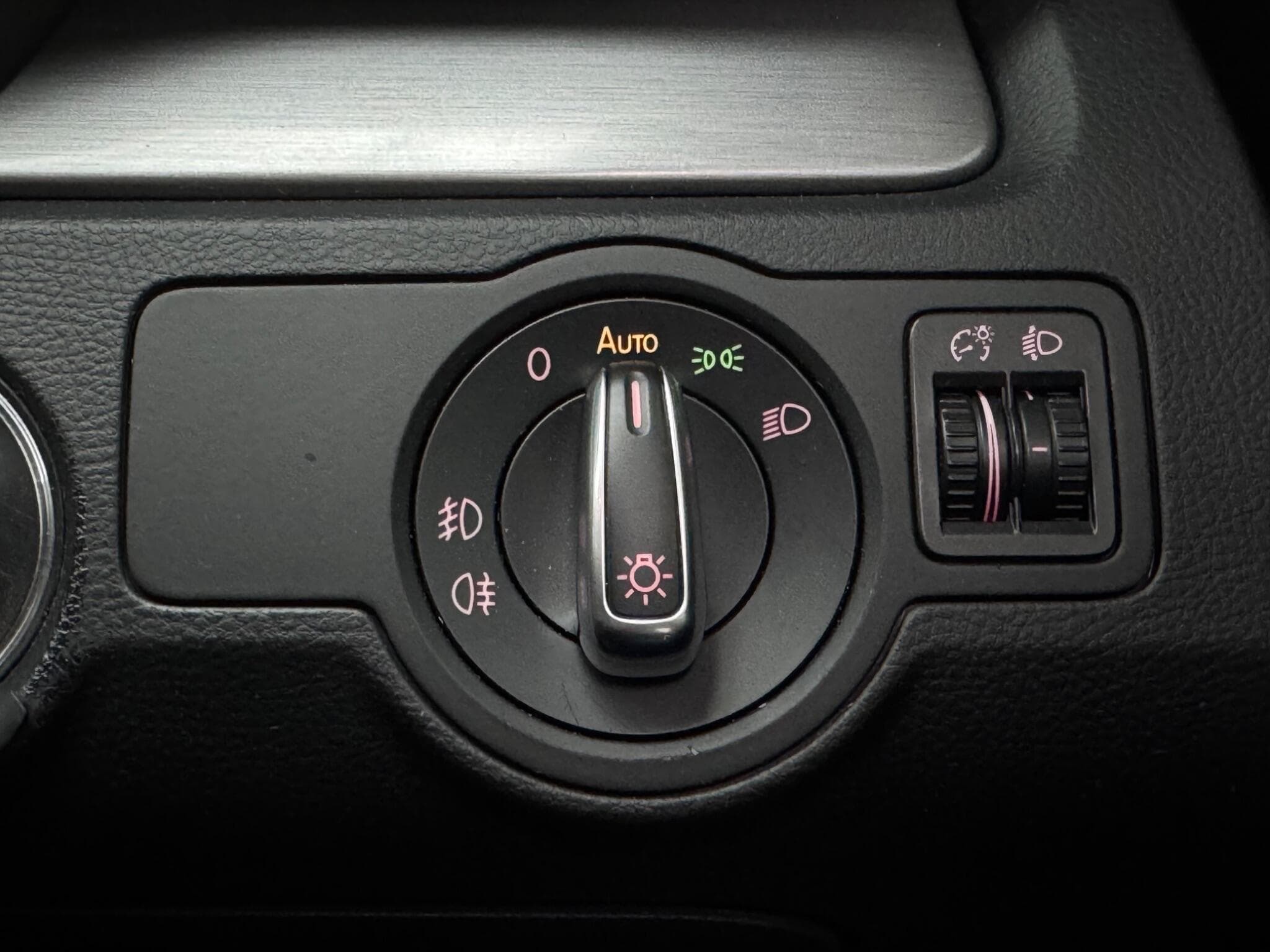 2013 Volkswagen Passat - Thumbnail 23